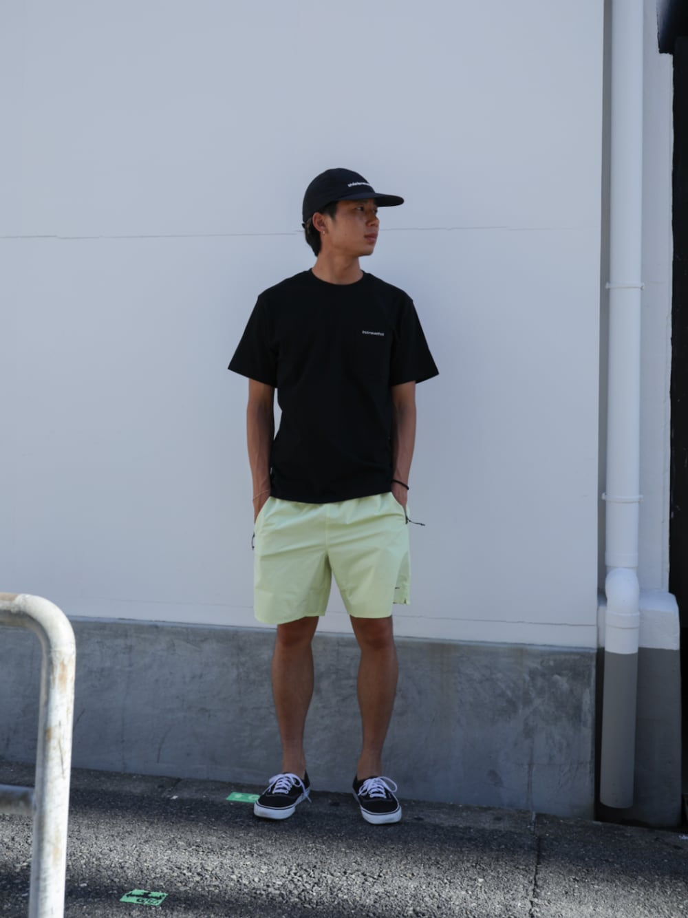 ブラック系のTシャツ/カットソー、イエロー系のその他パンツ、ブラック系のキャップを着用したメンズの夏コーディネートの1枚目の写真