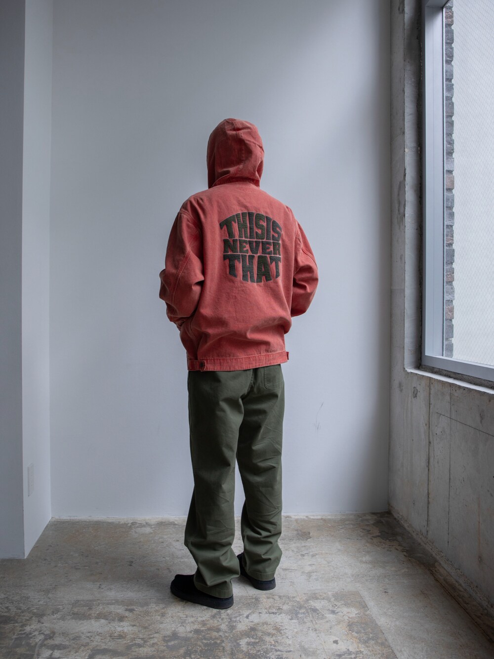 「thisisneverthat、フードジャケット、イージーパンツ」｜「thisisneverthatのWashed Carpenter Jacket（ブルゾン、オレンジ系）」を使った、thisisneverthatさん（レディース・167cm）の春コーディネートの1枚目の写真