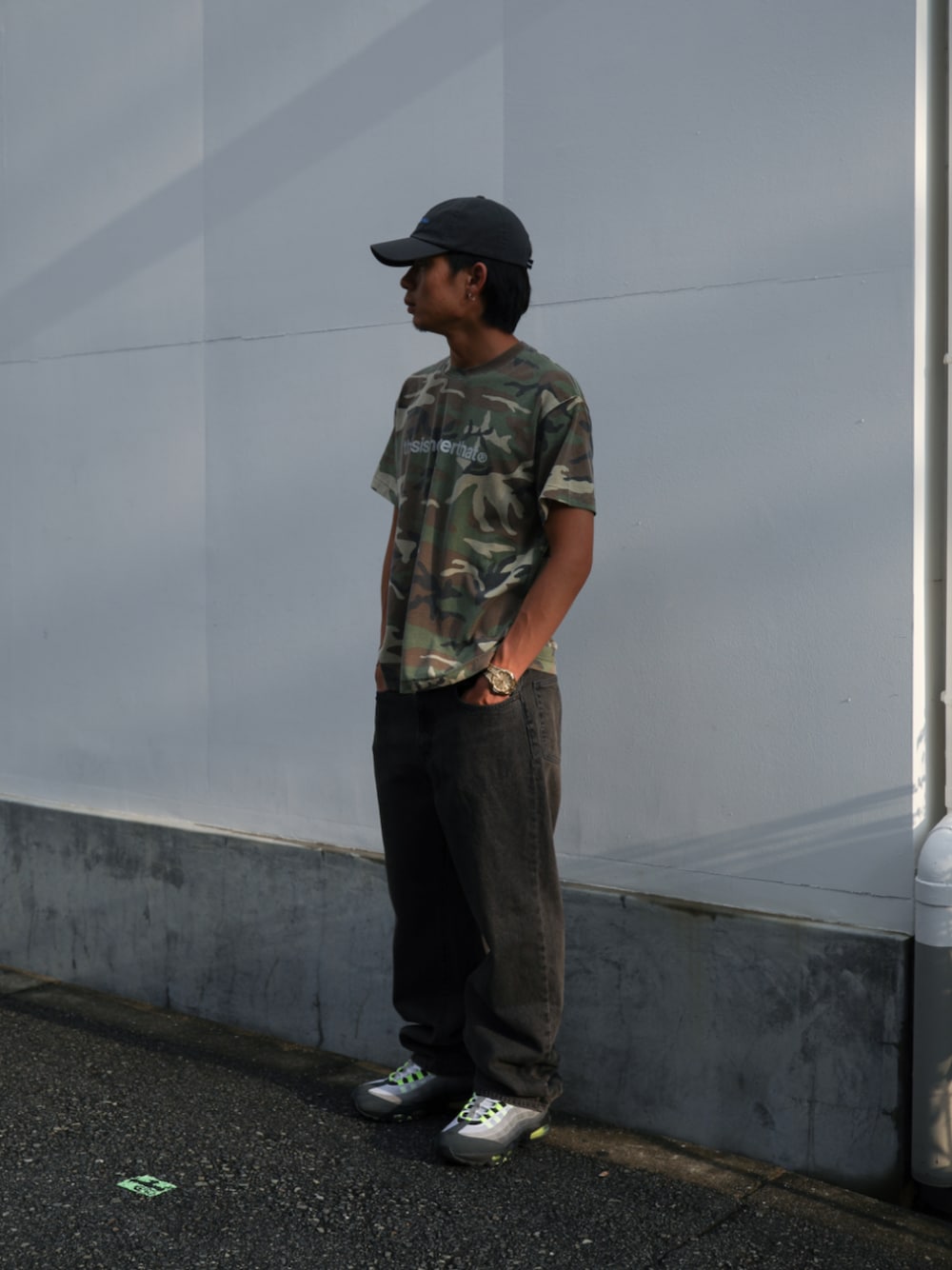 その他のTシャツ/カットソー、ブラウン系のデニムパンツ、グレー系のキャップを着用したメンズの夏コーディネートの1枚目の写真