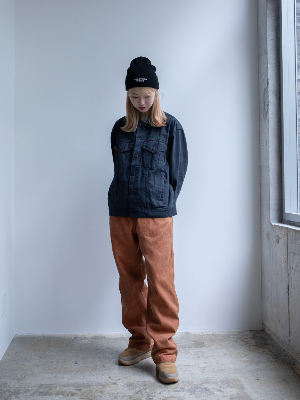 「thisisneverthat、ビーニー、トラックジャケット、ワークパンツ」｜「thisisneverthatのFR-Logo Beanie（ニットキャップ/ビーニー、ブラック系）」を使った、thisisneverthatさん（レディース・170cm）の春コーディネートの1枚目の写真