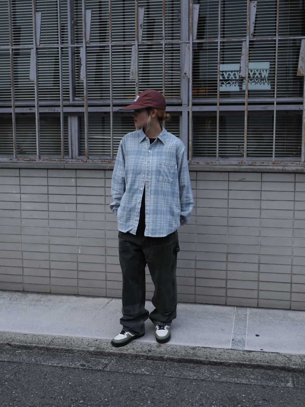 ブルー系のシャツ/ブラウス、グリーン系のデニムパンツ、レッド系のキャップを着用したレディースの夏コーディネートの1枚目の写真