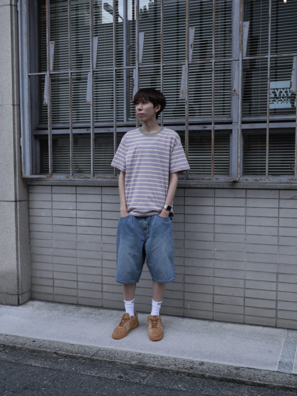 ピンク系のTシャツ/カットソー、ブルー系のデニムパンツ、ホワイト系のソックス/靴下を着用したメンズの夏コーディネートの1枚目の写真