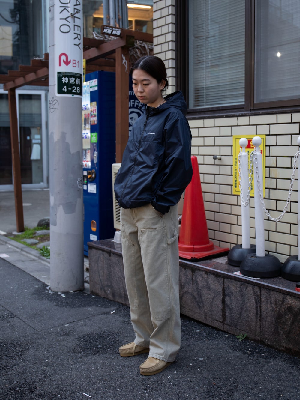 「thisisneverthat、ウィンドブレーカー、ペインターパンツ」｜「thisisneverthatのT-Light Jacket（ブルゾン、ブルー系）」を使った、thisisneverthatさん（レディース・167cm）の春コーディネートの1枚目の写真