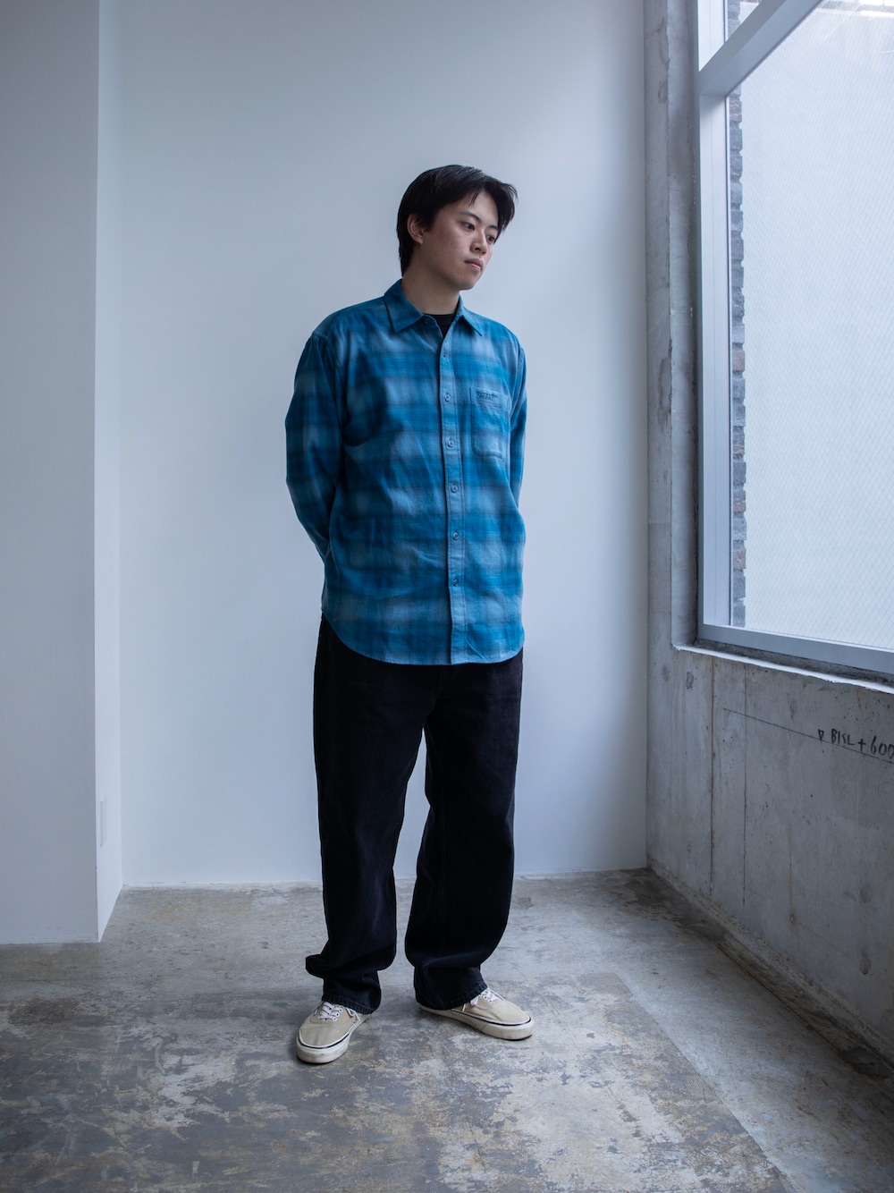 「thisisneverthat、フランネルシャツ、チェックシャツ、デニム」｜「thisisneverthatのFlannel Check Shirt（シャツ/ブラウス、ブルー系）」を使った、thisisneverthatさん（メンズ・181cm）の春コーディネートの1枚目の写真