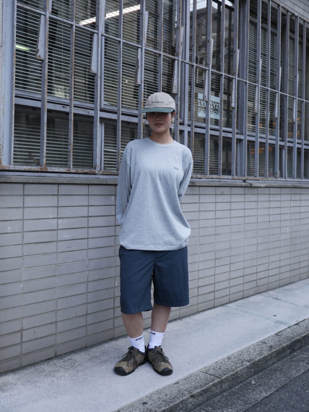 グレー系のTシャツ/カットソー、ブルー系のその他パンツ、ベージュ系のキャップを着用したレディースの夏コーディネートの1枚目の写真
