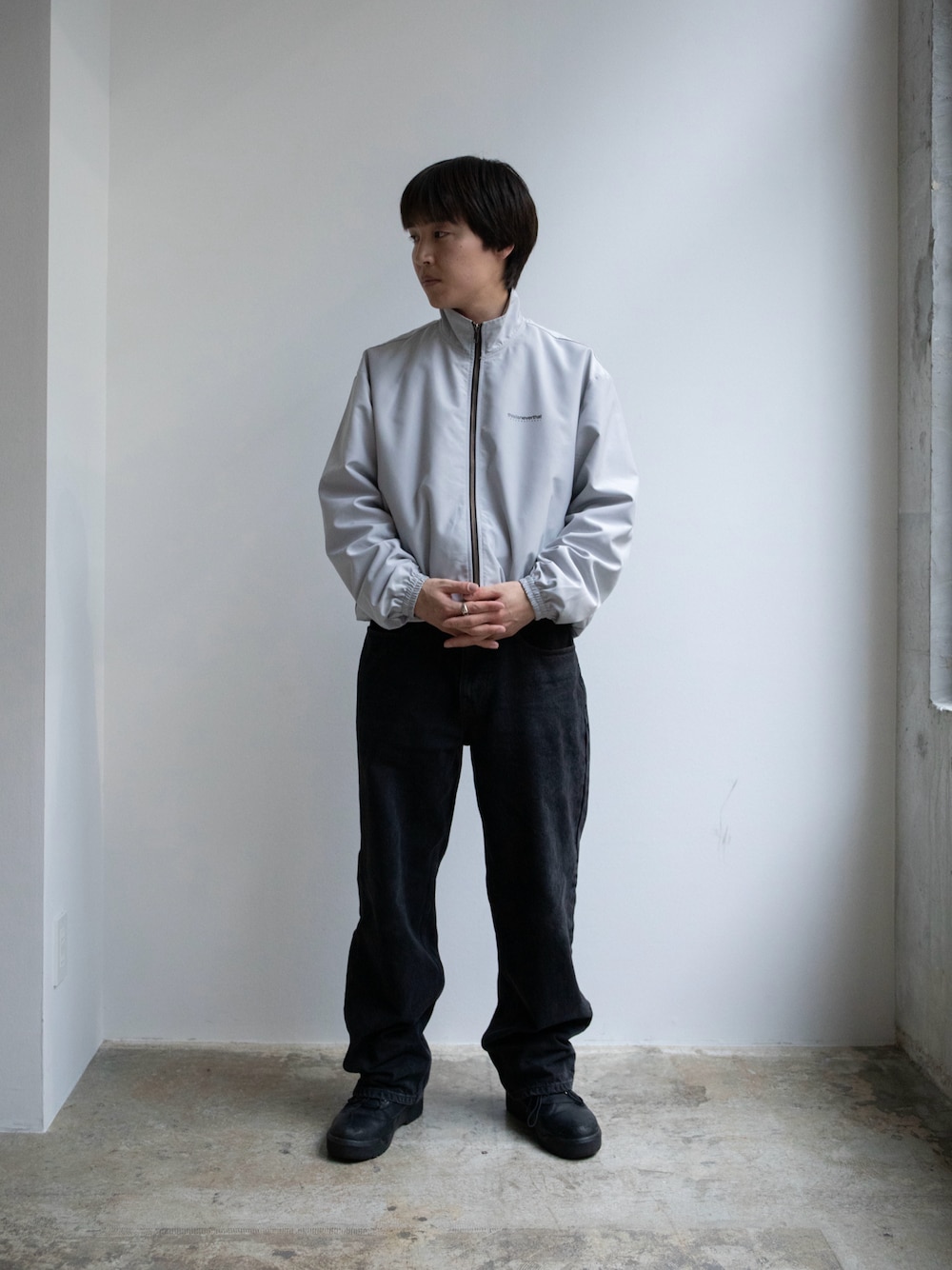 「thisisneverthat、ネバザ、ブルゾン、デニム」｜「thisisneverthatのINTL. Team Jacket（ブルゾン、グレー系）」を使った、thisisneverthatさん（メンズ・170cm）の冬コーディネートの1枚目の写真