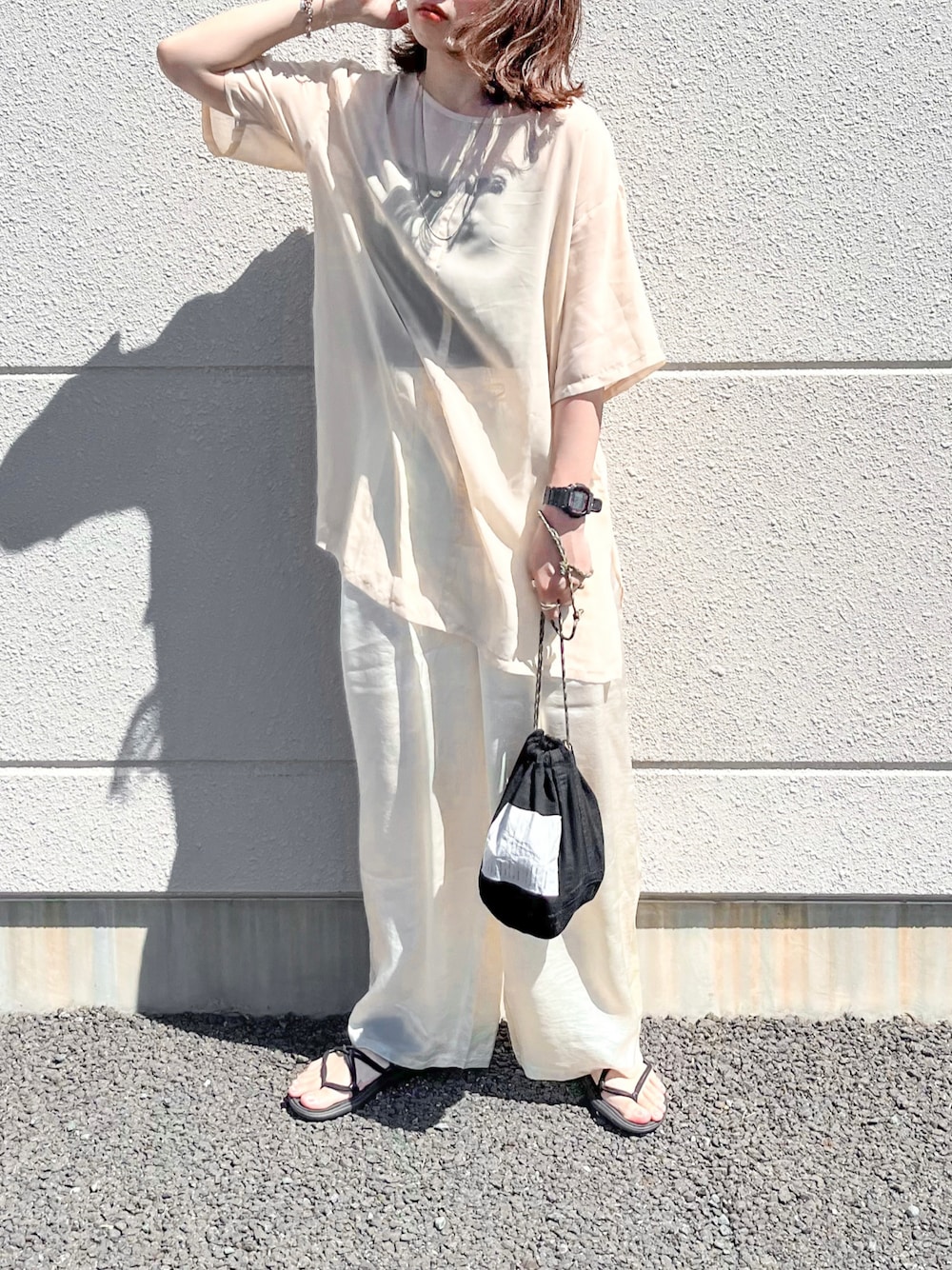 「淡色コーデ、淡色女子、ベージュコーデ、teva、巾着バッグ、お出かけコーデ、高身長女子、高身長コーデ、きれいめカジュアル、ビックシルエット、シアートップス、サテンパンツ、ワントーンコーデ、オトナカジュアル、パンツコーデ」｜「select MOCA by sonの2023 SS オーバーシア―トップス（シャツ/ブラウス、ベージュ系）」を使った、うーさん 。さん（レディース・168cm）の夏コーディネートの1枚目の写真