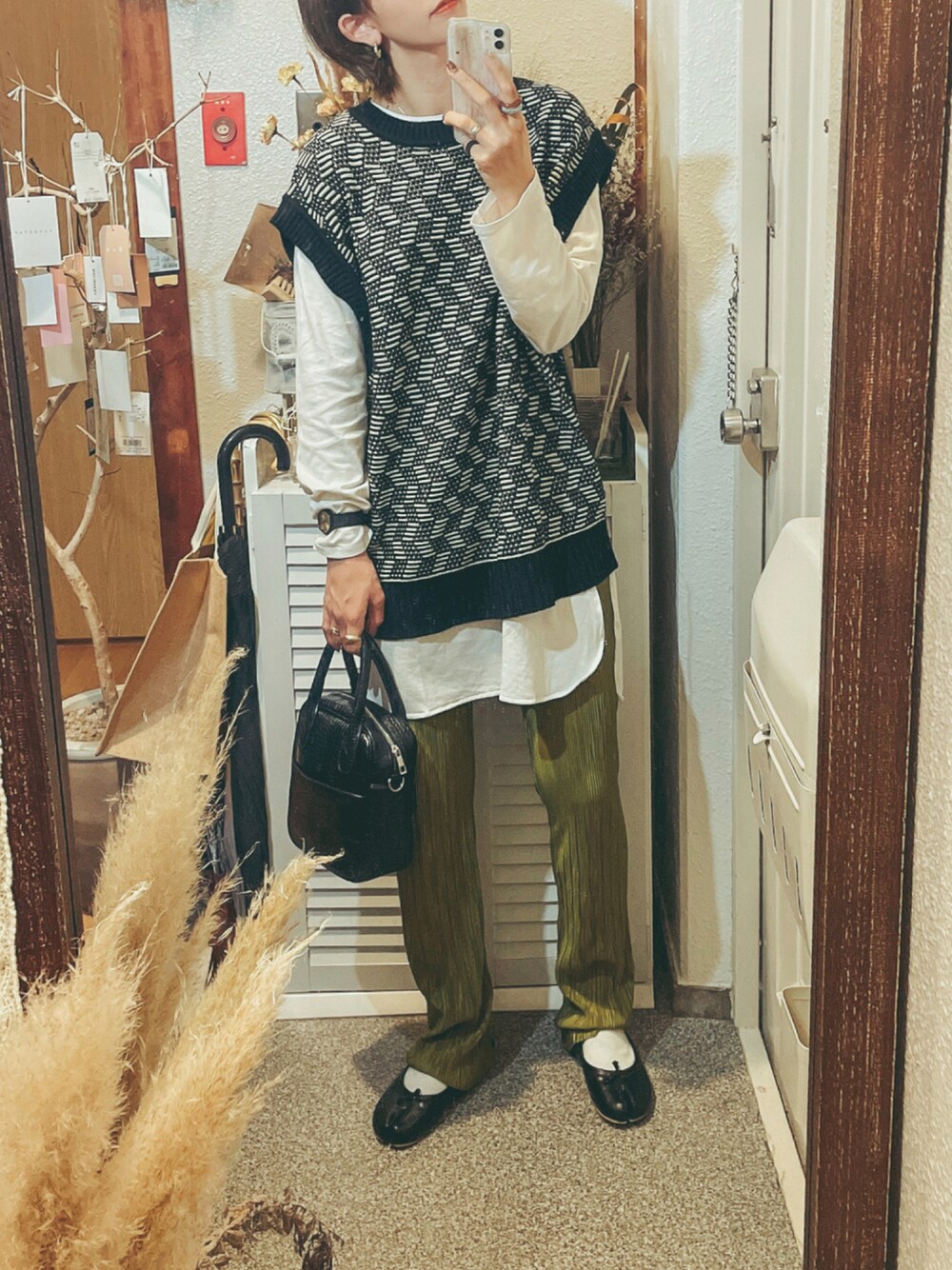「リブパンツ、ベスト、レイヤードスタイル、ロンT、休日スタイル、白Tシャツ、プリーツパンツ、ピスタチオ、足袋バレエ、秋服準備はじめました」｜「LOWRYS FARMの２ＷＡＹＢＩＧＪＱＤベスト　214935（ベスト、ブラック系）」を使った、うーさん 。さん（レディース・166cm）の秋コーディネートの1枚目の写真
