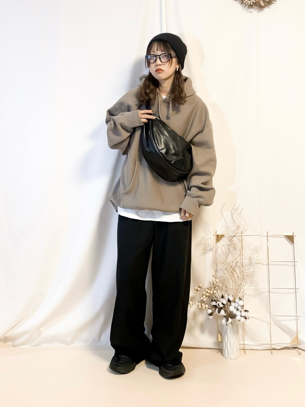 「パーカー、高身長女子、高身長コーデ、オトナカジュアル、秋冬コーデ、オーバーサイズ、ノームコア、HOKAONEONE、スニーカーコーデ、骨格ウェーブ、プチプラコーデ、ootd、メンズライク、韓国ファッション、プチプラ」｜「PAGEBOYのニットビーニー（ニットキャップ/ビーニー、ブラック系）」を使った、うーさん 。さん（骨格ウェーブ・レディース・168cm）の冬コーディネートの1枚目の写真