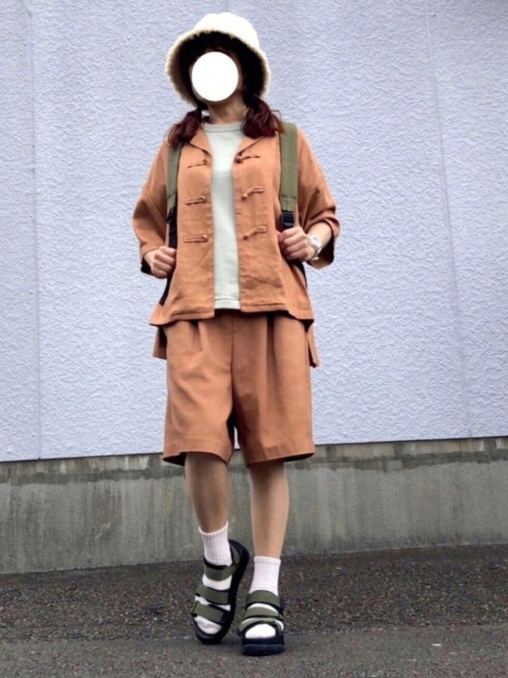 「セットアップ、カジュアル、ストリート系、メンズライク、キャップ女子、UNIQLO U、ハーフパンツ、スマイルソックス、スポーツサンダル、低身長」｜「UNIQLOのアイテム（Tシャツ/カットソー、グリーン系）」を使った、kaop🐣さん（レディース・150cm）の夏コーディネートの1枚目の写真