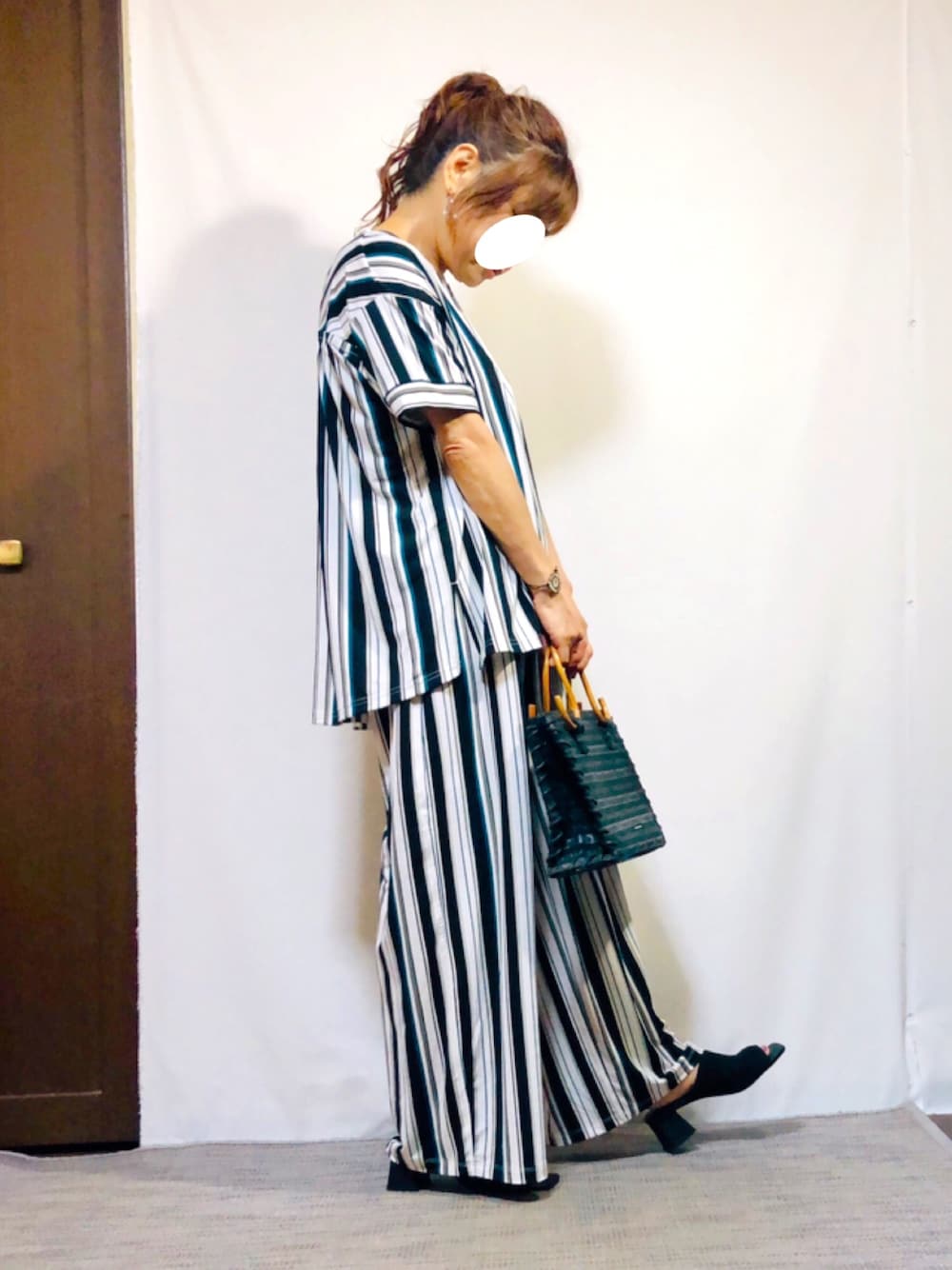 「夏コーデ、セットアップ、オトナ女子、オトナカジュアル、シンプル、楽ちんスタイル、AZUL by moussy、柄×柄、ストライプ、ワイドパンツ、イージーパンツ、ミュール、ピアス、ポニーテール、低身長」｜「AZUL by moussyのアイテム（Tシャツ/カットソー、その他）」を使った、kaop🐣さん（レディース・150cm）の夏コーディネートの1枚目の写真