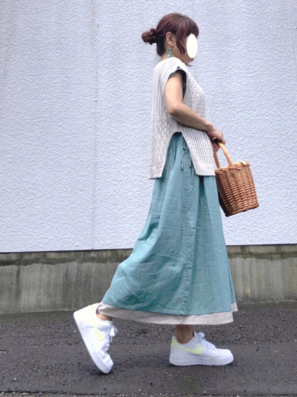 「夏コーデ、きれいめカジュアル、低身長、レイヤード、ワンヒース、ベスト、エアフォースワン、白スニーカー、かごバッグ、Goldy」｜「GOLDYのアイテム（イヤリング、グリーン系）」を使った、kaop🐣さん（レディース・150cm）の夏コーディネートの1枚目の写真