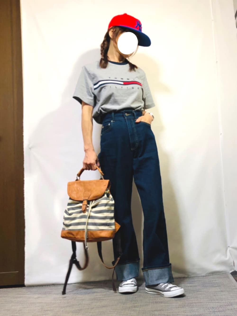 「夏のTシャツフェス、ゆみっつ夏のロゴ祭り、夏だ！Tシャツ着よう！、デニムコーデ、メンズライク、シンプル、アメカジ、TOMMY HILFIGER、ロゴT、ロールアップデニム、ストレートデニム、コンバース、NEW ERA、キャップ女子、低身長」｜「NEW ERAのアイテム（キャップ、レッド系）」を使った、kaop🐣さん（レディース・150cm）の夏コーディネートの1枚目の写真