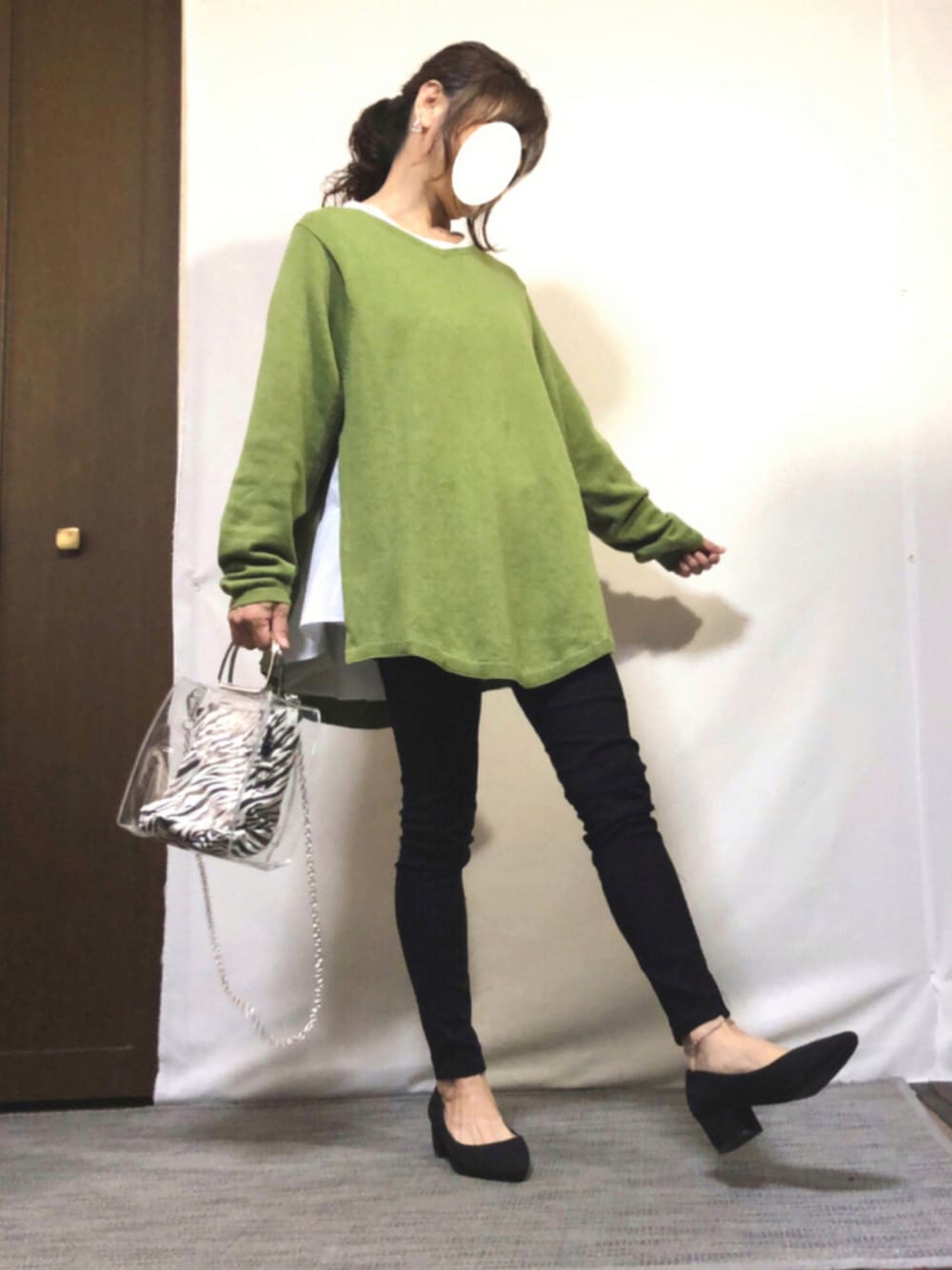 「パンプス、レイヤード、グリーン、秋のコーデ、Vネックニット、プチプラ、レギパン、きれいめカジュアル、低身長、アンクレット、クリアバッグ、antiqua、オトナカジュアル、おしゃれさんと繋がりたい、秋服準備はじめました」｜「antiquaのブロスデザインVネックニット（ニット/セーター、グリーン系）」を使った、kaop🐣さん（レディース・150cm）の秋コーディネートの1枚目の写真