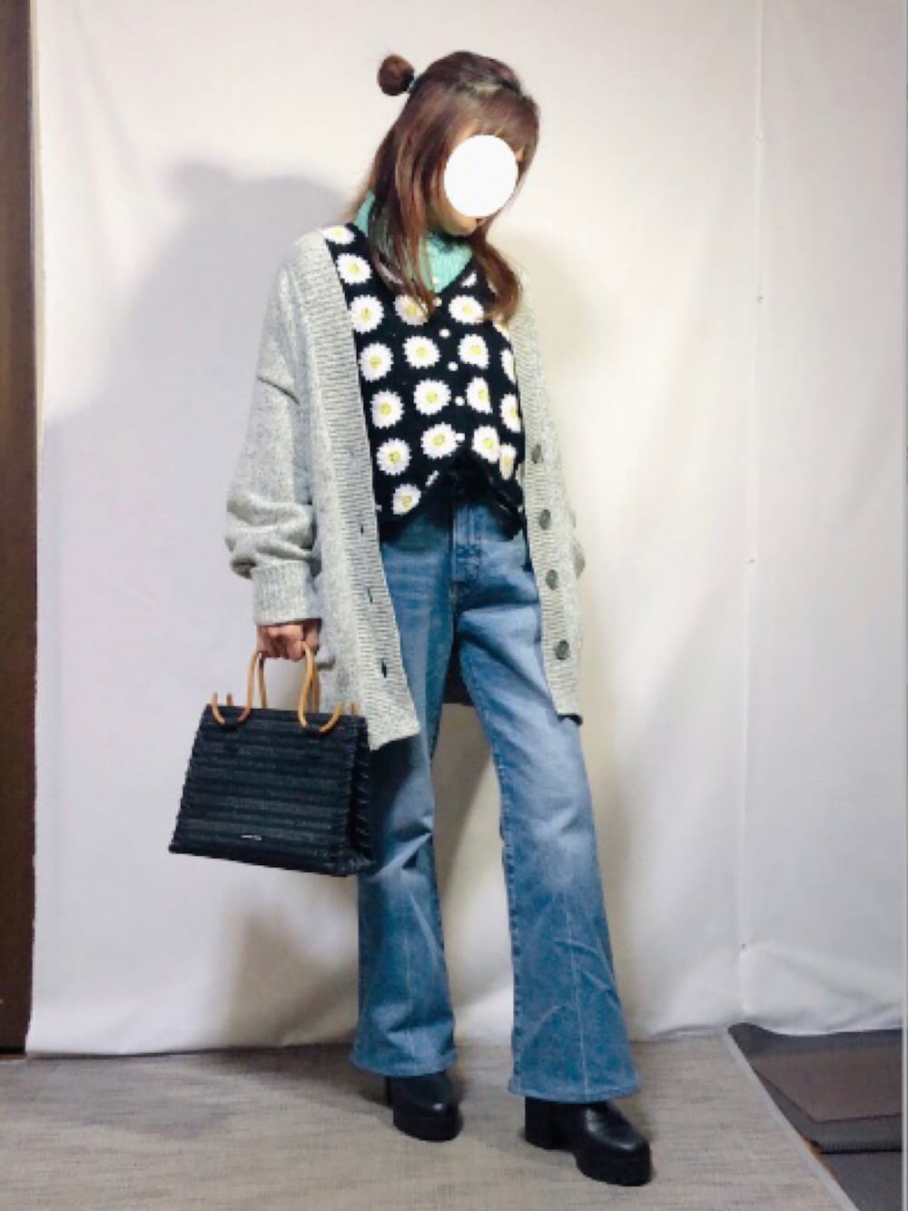 「春服デビュー宣言、オトナカジュアル、デニムスタイル、moussy、フレアデニム、ニットカーディガン、オーバーサイズカーディガン、フリルカラーブラウス、クロシェベスト、厚底ブーツ、サマンサタバサ、低身長、好きな服を好きなように着る🐷💕、好きな服を着隊」｜「MOUSSYのBLURRY COLOR  KNIT カーディガン（カーディガン/ボレロ、グリーン系）」を使った、kaop🐣さん（レディース・150cm）の春コーディネートの1枚目の写真