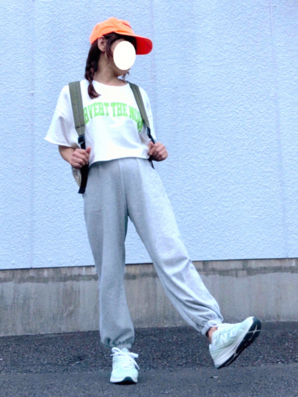 「夏コーデ、スポーツmix、ストリート系、キャップ女子、カレッジTEE、ショート丈、ジョガーパンツ、スウエットパンツ、スニーカー、低身長」｜「Reebokのアイテム（キャップ、オレンジ系）」を使った、kaop🐣さん（レディース・150cm）の夏コーディネートの1枚目の写真