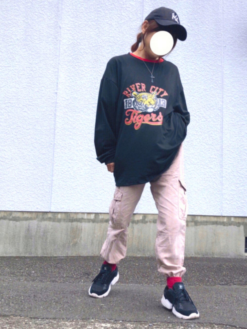 「スニーカー、ビッグシルエット、adidas、秋のコーデ、ストリート、NEW ERA、カーゴパンツ、メンズライク、ビッグT、ストリート系、キャップ女子、ゆるだぼ、おしゃれさんと繋がりたい、玉ねぎヘア、低身長女子」｜「NEW ERAのニューエラ 9TWENTY キャップ ストラップバック ウォッシュドコットン MLB NEW ERA（キャップ、ブラック系）」を使った、kaop🐣さん（レディース・150cm）の秋コーディネートの1枚目の写真