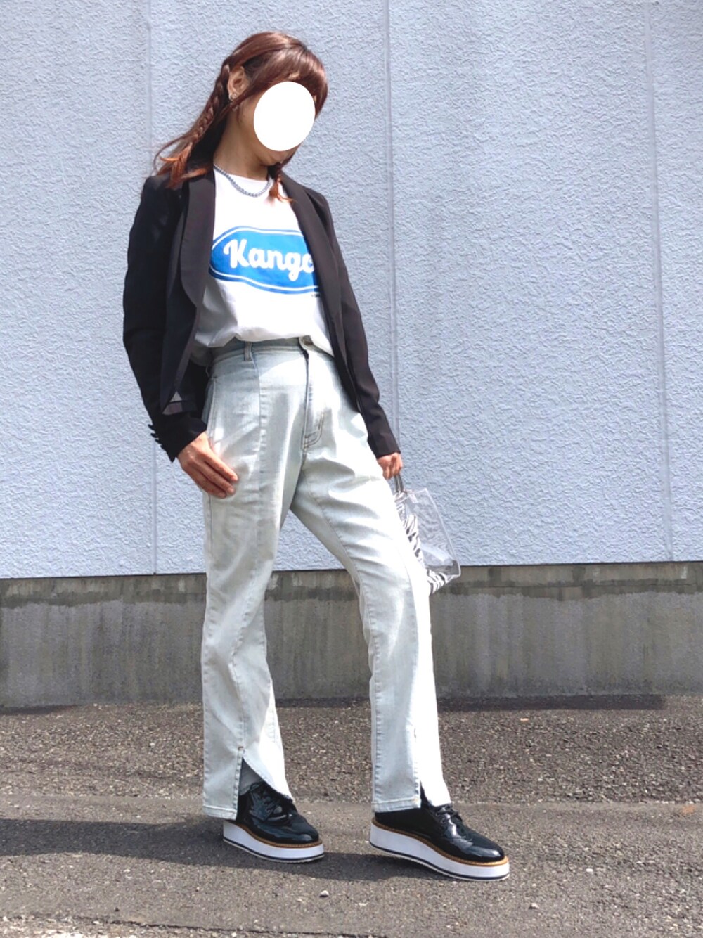 「春コーデ、オトナカジュアル、低身長、デニムコーデ、ショートジャケット、KANGOL、ロンT、フレアデニム、センタースリット、オックスフォードシューズ、パールネックレス、イヤリング、はじめましてコーデ」｜「Ray BEAMSのアイテム（テーラードジャケット、ブラック系）」を使った、kaop🐣さん（レディース・150cm）の春コーディネートの1枚目の写真