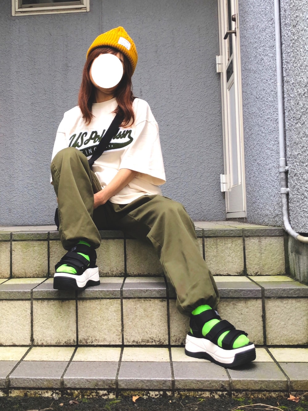 「カジュアル、メンズライク、ストリート系、ゆるだぼ、ニット帽、ビッグT、カーゴパンツ、厚底サンダル、スポーツサンダル、サンダルに靴下、低身長」｜「CABALLEROのキャバレロ ニット帽 CABALLERO MILITARY WATCH KNIT TAG タグ付き（ニットキャップ/ビーニー、イエロー系）」を使った、kaop🐣さん（レディース・150cm）の秋コーディネートの1枚目の写真