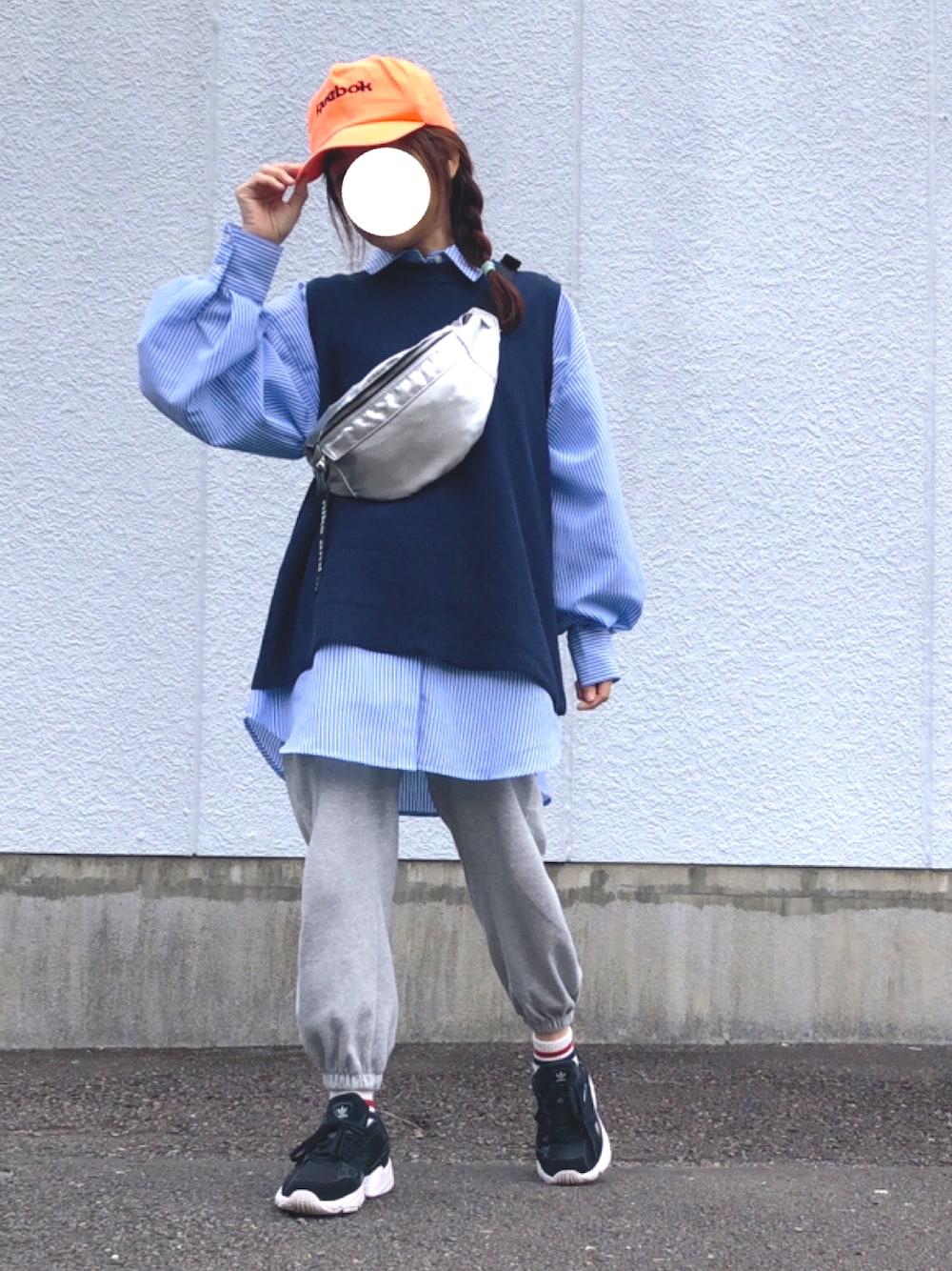 「春コーデ、メンズライク、ストリート系、スポーツmix、キャップ、ストライプシャツ、オーバーサイズシャツ、ベスト、ジョガーパンツ、adidas、スニーカー、ラインソックス、ウエストポーチ、低身長、ごきげんウィーク」｜「Reebokのアイテム（キャップ、オレンジ系）」を使った、kaop🐣さん（レディース・150cm）の春コーディネートの1枚目の写真