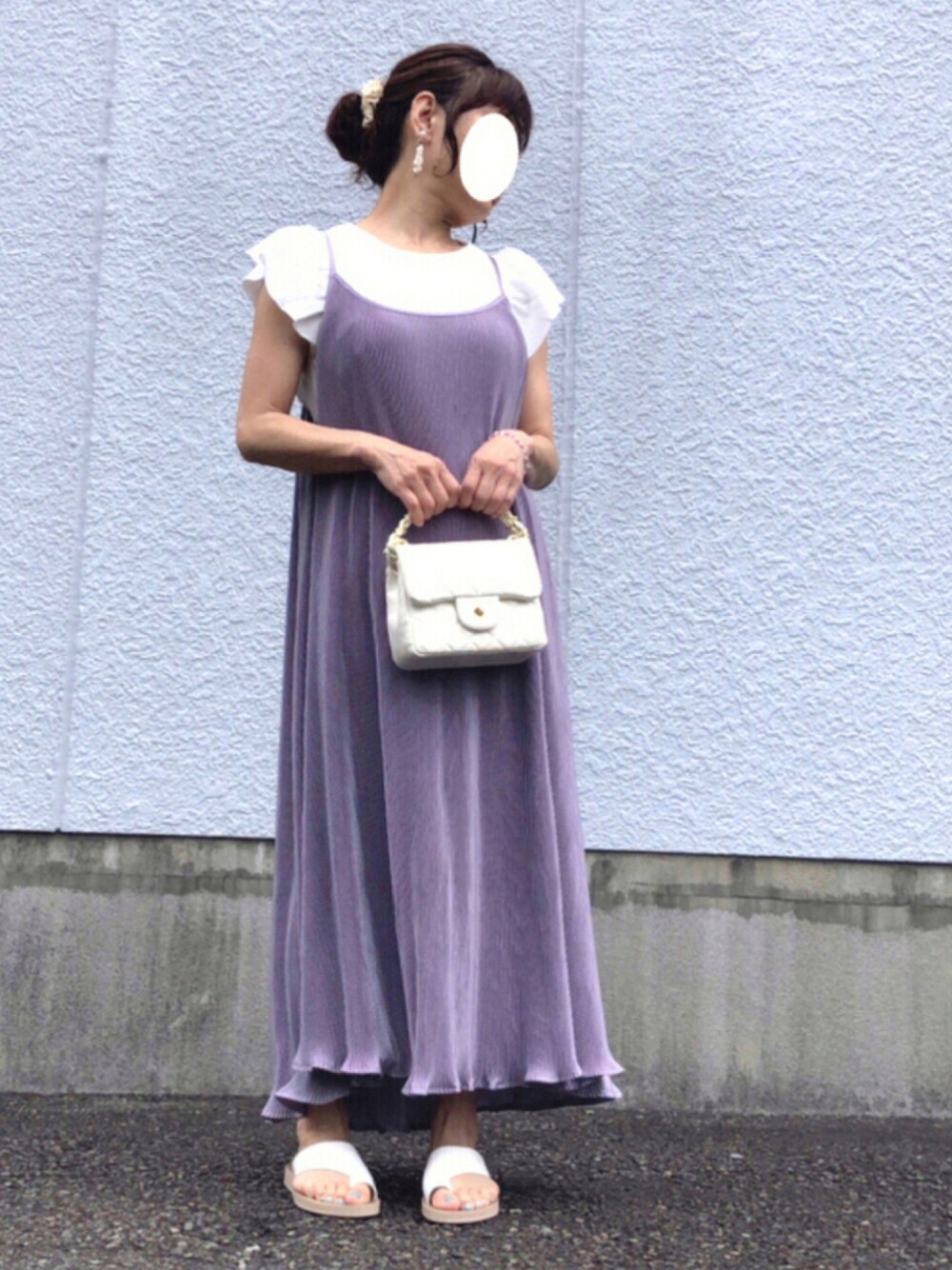 ホワイト系のTシャツ/カットソー、パープル系のワンピース/ドレス、ホワイト系のサンダルを着用したレディースの夏コーディネートの1枚目の写真
