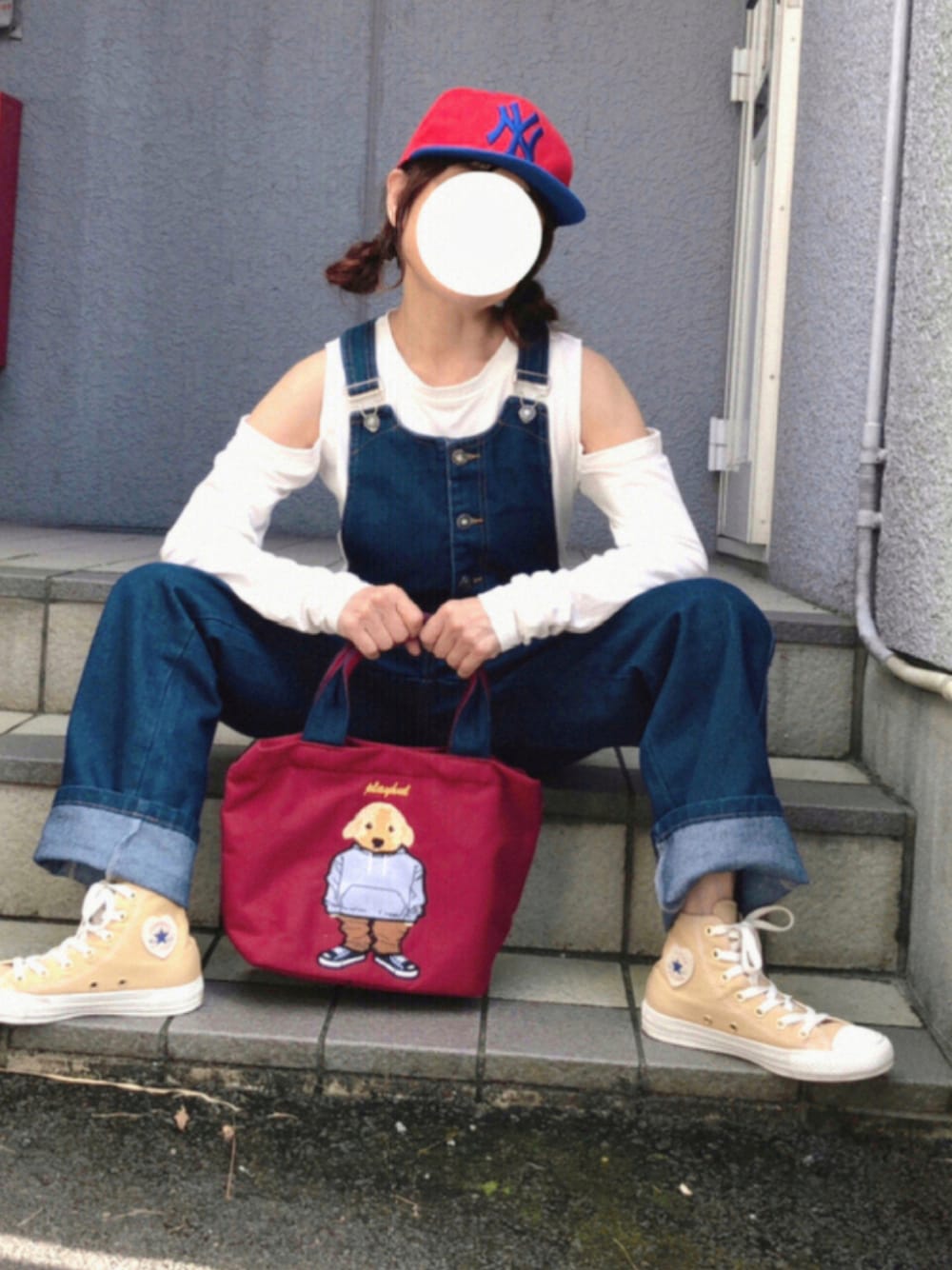 「シンプル、ボーイッシュ、オーバーオール、白T、NEW ERA、休日スタイル、メンズライク、プチプラ、オープンショルダー、低身長、コンバース ハイカット、ストリート系、キャップ女子、オバオルコーデ、オバオル友の会」｜「NEW ERAのアイテム（キャップ、レッド系）」を使った、kaop🐣さん（レディース・150cm）の秋コーディネートの1枚目の写真