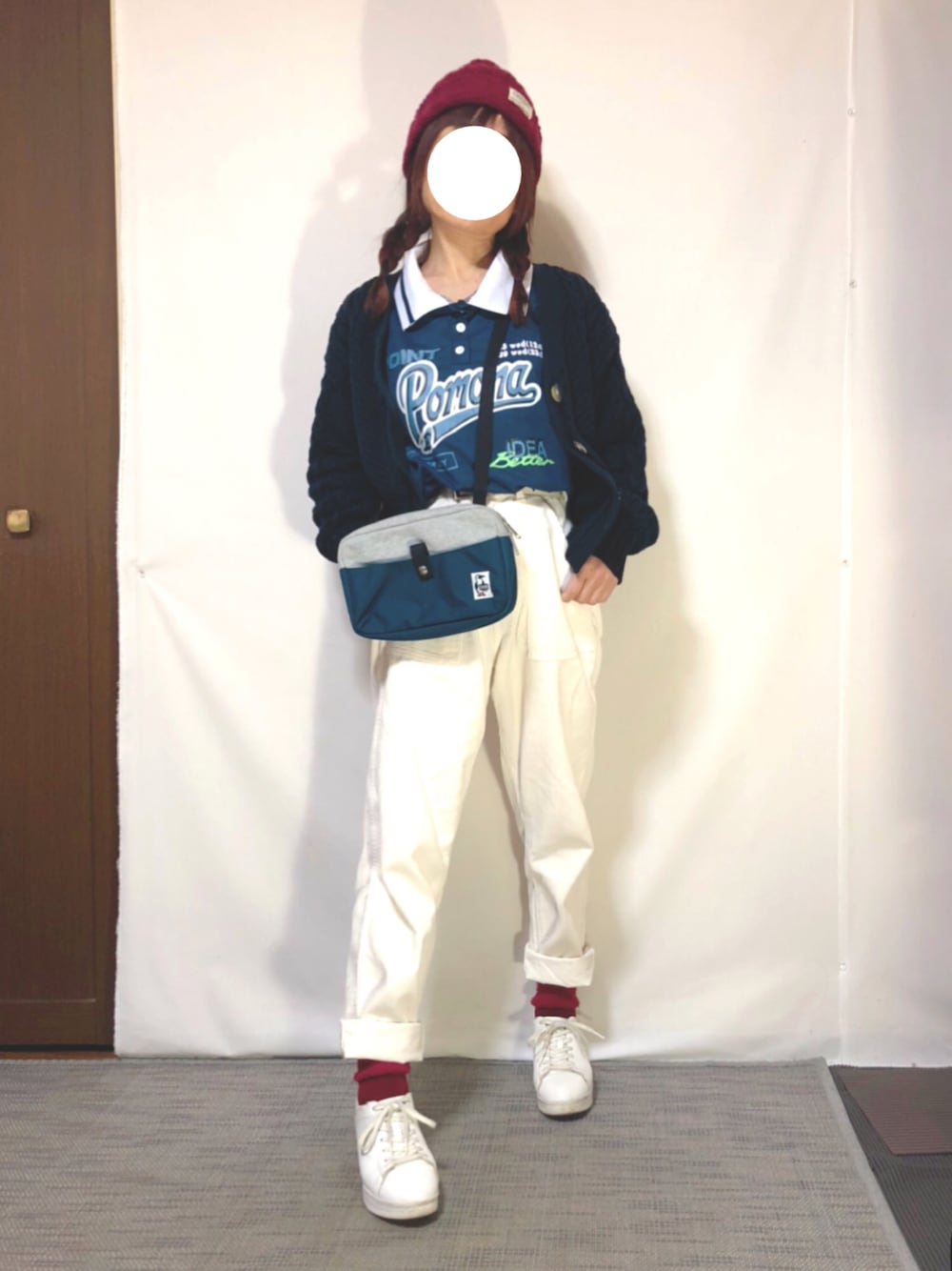 「カジュアル、ニット帽、ショルダーバッグ、ワンマイルウェア、コーデュロイパンツ、白スニーカー、プチプラ、ロゴプリント、レザースニーカー、赤い靴下、低身長、CHUMS、ビッグポロ、ワンマイルコーデ、カーディガン」｜「DAISOのアイテム（ニットキャップ/ビーニー、レッド系）」を使った、kaop🐣さん（レディース・150cm）の冬コーディネートの1枚目の写真