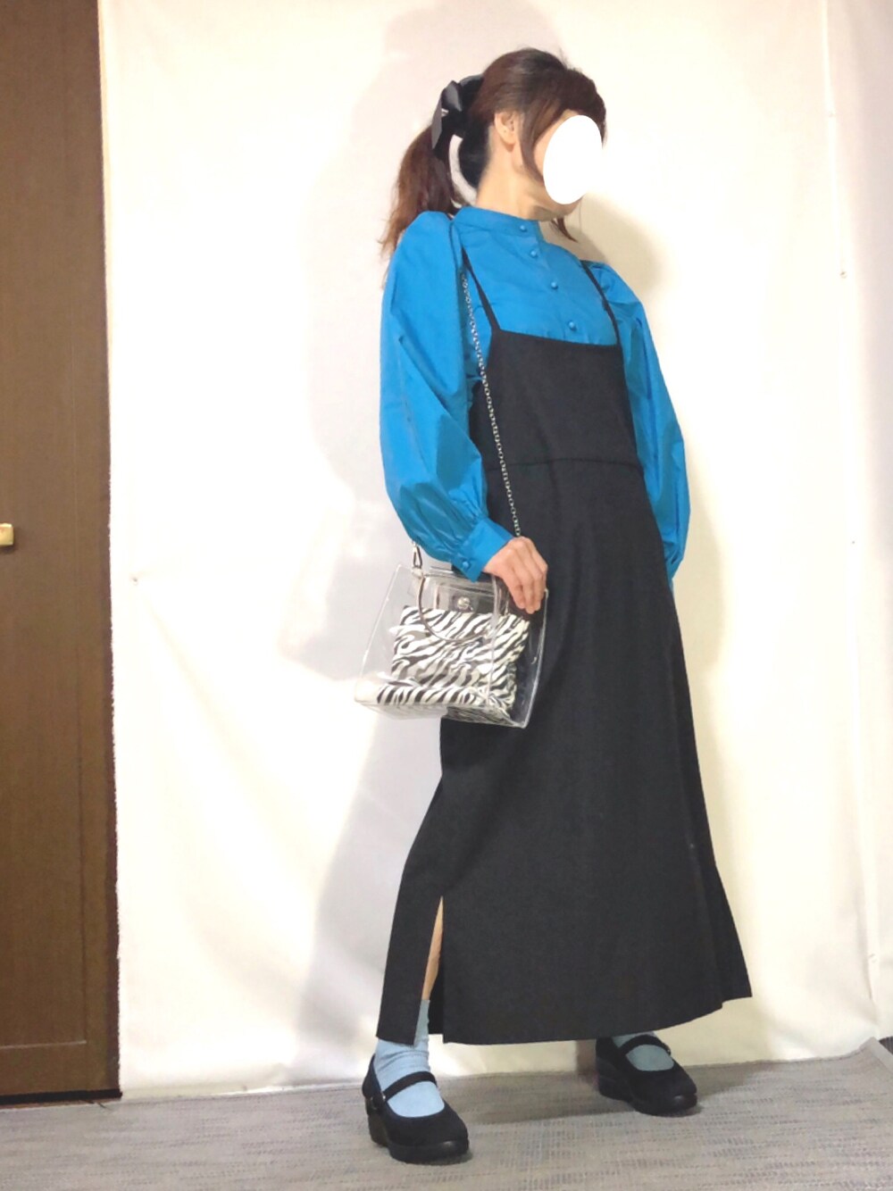 「春コーデ、ジャンスカコーデ、シンプル、きれいめカジュアル、B:MING by BEAMS、ジャンバースカート、バックリボン、ブラウス、ボリューム袖、パンプス×靴下、クリアバッグ、ゼブラ柄、低身長、ごきげんウィーク」｜「chocol raffine robeのアイテム（シャツ/ブラウス、ブルー系）」を使った、kaop🐣さん（レディース・150cm）の春コーディネートの1枚目の写真