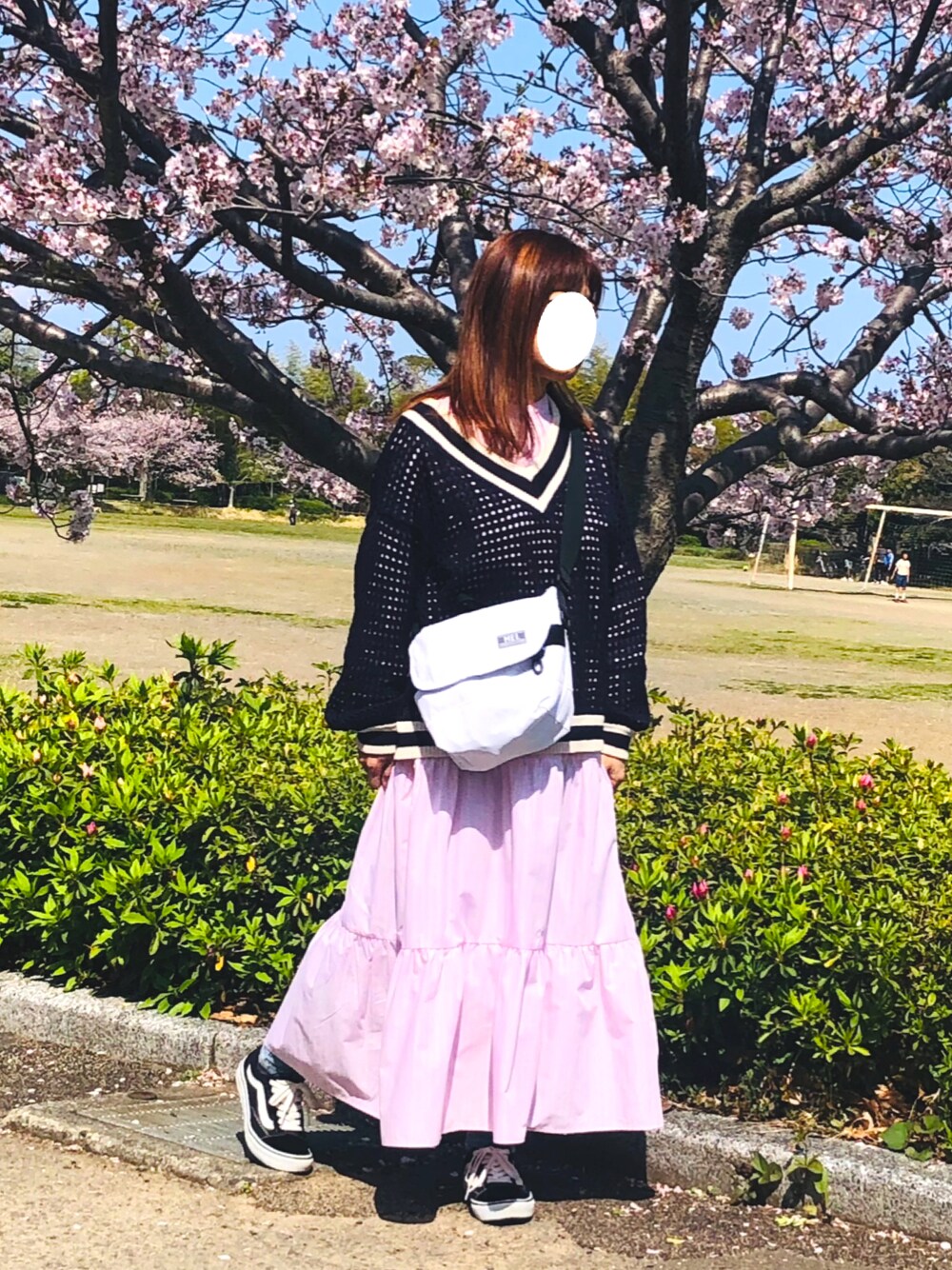 「春色、桜、オトナガーリー、きれいめカジュアル、ピンク×ネイビー、ティアードシャツワンピース、ピンクワンピース、Vネックニット、メッシュニット、スキニーデニム、VANSのスニーカー、MEI、メッセンジャーバッグ、低身長、好きな服を好きなように着る🐷💕」｜「classicalelfのスタイリッシュをプラス。ライン入りＶネックメッシュニット（ニット/セーター、ブルー系）」を使った、kaop🐣さん（レディース・150cm）の春コーディネートの1枚目の写真