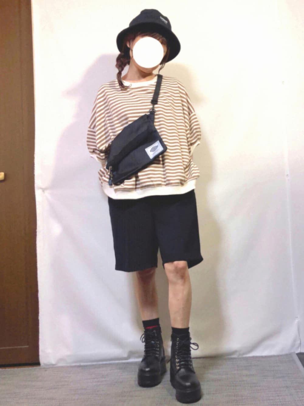 「ゆるっとカジュアル、ストリート系、メンズライク、ボーダートップス、バミューダパンツ、ハーフパンツ、サコッシュ、バケットハット、低身長、プチプラ」｜「14+のSUPERIOR刺繍バケットハット（ハット、ブラック系）」を使った、kaop🐣さん（レディース・150cm）の夏コーディネートの1枚目の写真
