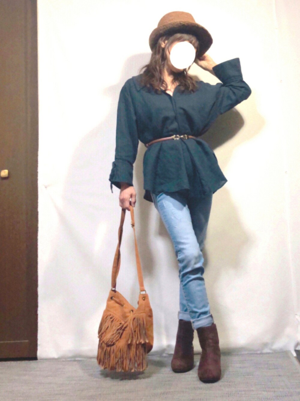 「シンプル、秋のコーデ、ショートブーツ、ハット、moussy、ウエストマーク、スキニーデニム、低身長、リネンシャツ、デニムコーデ、フリンジバッグ、オトナカジュアル、おしゃれさんと繋がりたい、プチプラミックス」｜「niko and...のオリジナルラフィアリボン中折れハット【niko and ...】（ハット、ブラウン系）」を使った、kaop🐣さん（レディース・150cm）の秋コーディネートの1枚目の写真