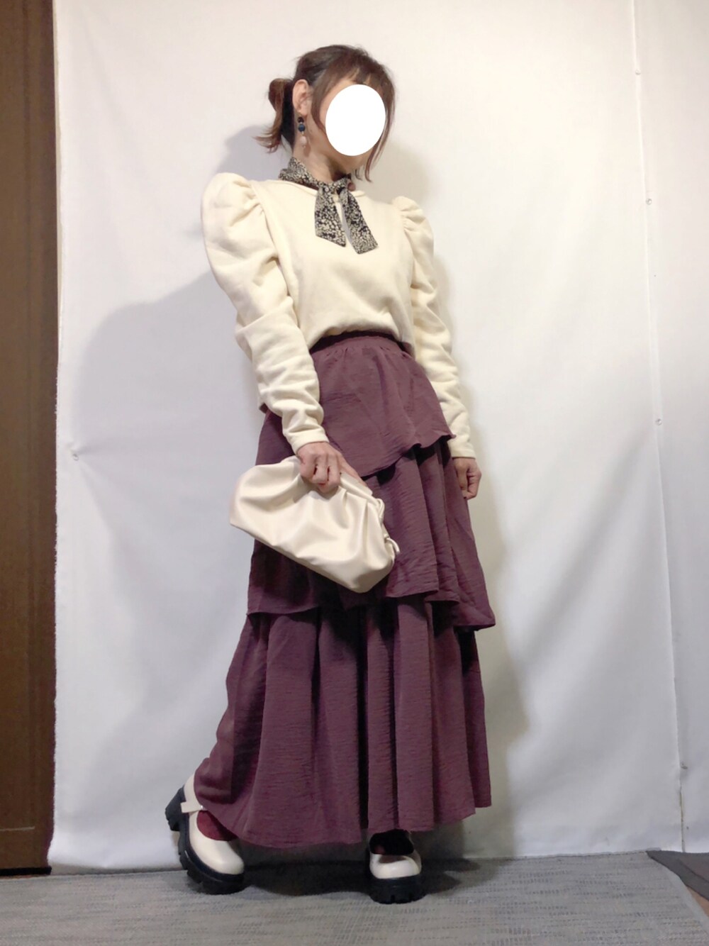 「春コーデ、シンプル、オトナガーリー、オトナ女子、パワショル、ZARA、ランダムスカート、ティアードスカート、マキシスカート、厚底シューズ、ストラップシューズ、クラッチバッグ、スカーフ、低身長、パープル×ホワイト」｜「ZARAのアイテム（Tシャツ/カットソー、ホワイト系）」を使った、kaop🐣さん（レディース・150cm）の春コーディネートの1枚目の写真