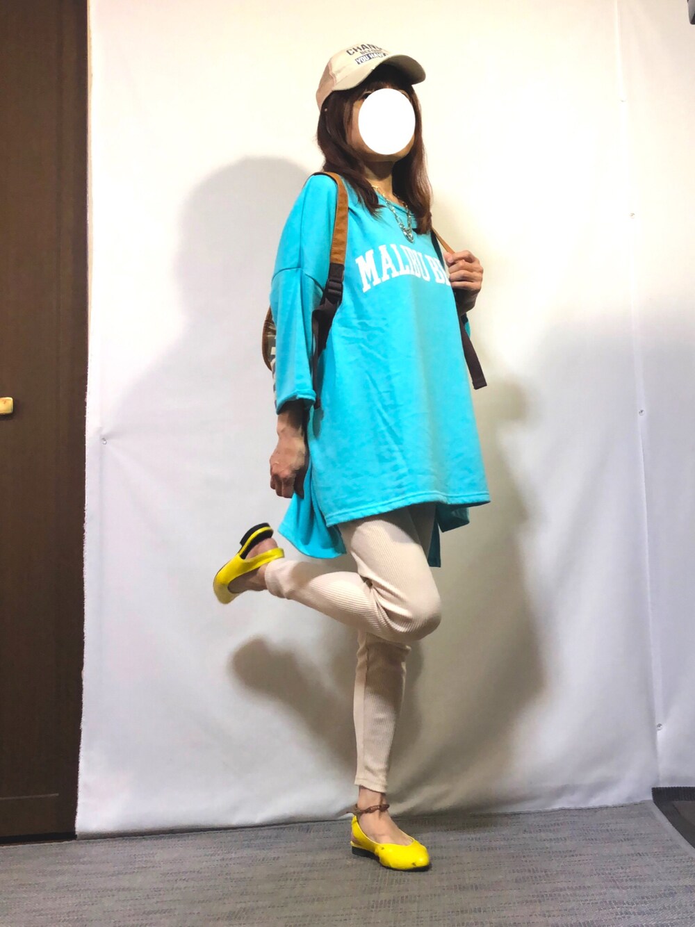 「カジュアル、ワンマイルウェア、スポーティ、ボーイッシュ、楽ちんスタイル、カラフルコーデ、ロゴプリント、オーバーサイズ、レギンス、サンダル、リュック、キャップ、低身長、初夏コーデ」｜「anap mimpiのガーゼ裏毛カットオフプリントプルオーバー（Tシャツ/カットソー、ブルー系）」を使った、kaop🐣さん（レディース・150cm）の春コーディネートの1枚目の写真