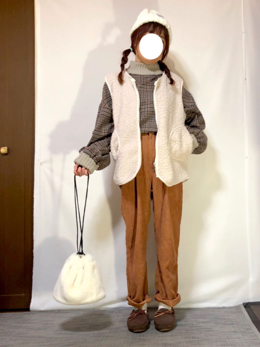 「冬、カジュアル、ボアベスト、プチプラ、チェック柄、スウェット、コーデュロイパンツ、モカシン、ファーバッグ、ボリューム袖、低身長、ニット帽」｜「CHELSEA  New Yorkのアイテム（ニットキャップ/ビーニー、ホワイト系）」を使った、kaop🐣さん（レディース・150cm）の冬コーディネートの1枚目の写真