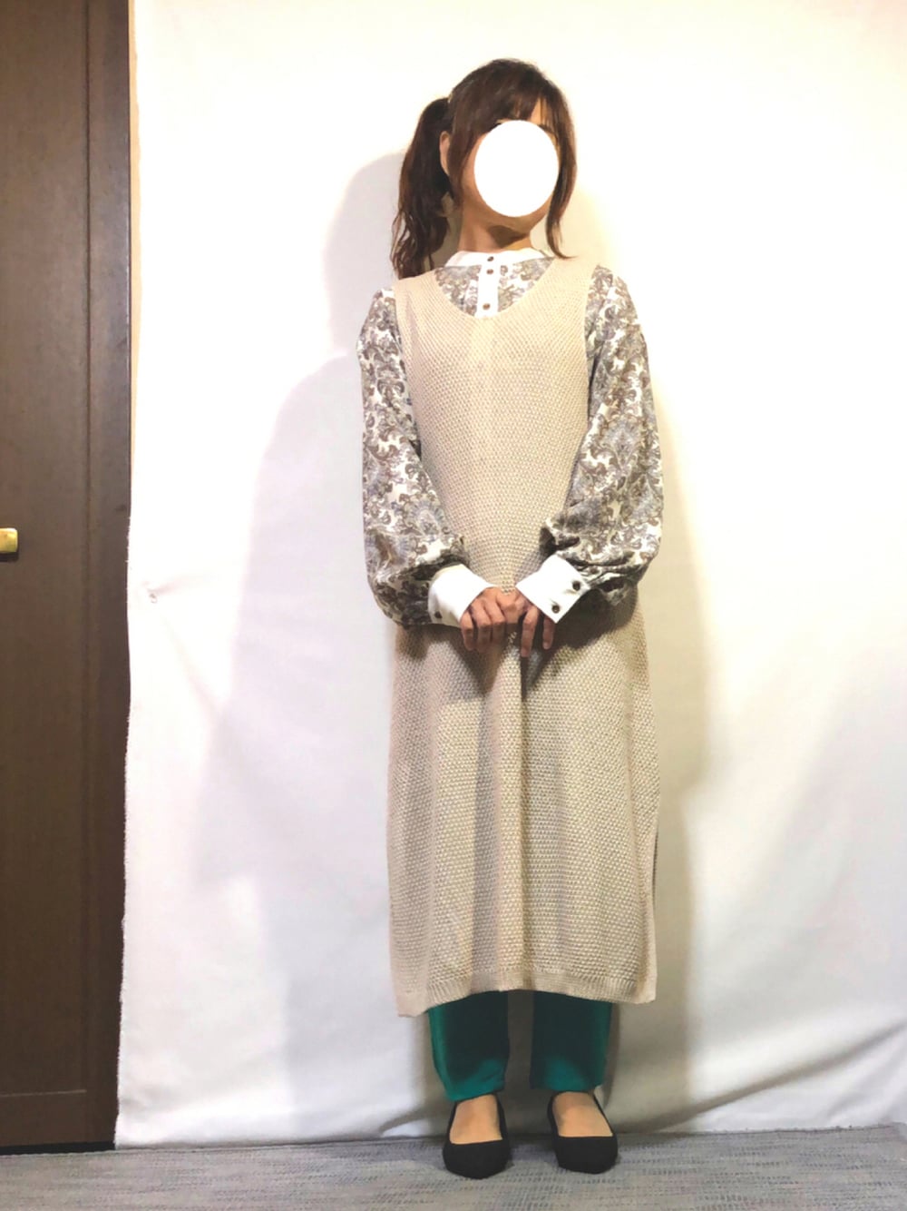 「パンプス、カラーパンツ、柄シャツ、ベージュ、秋のコーデ、レイヤードスタイル、プチプラ、きれいめカジュアル、低身長、リンクコーデ、ダマスク柄、メッシュワンピ、おしゃれさんと繋がりたい、追いコーデ、凸凹フレンズ」｜「tiptopの2021AW ダブルボタンバンドカラーシャツ（シャツ/ブラウス、その他）」を使った、kaop🐣さん（レディース・150cm）の秋コーディネートの1枚目の写真