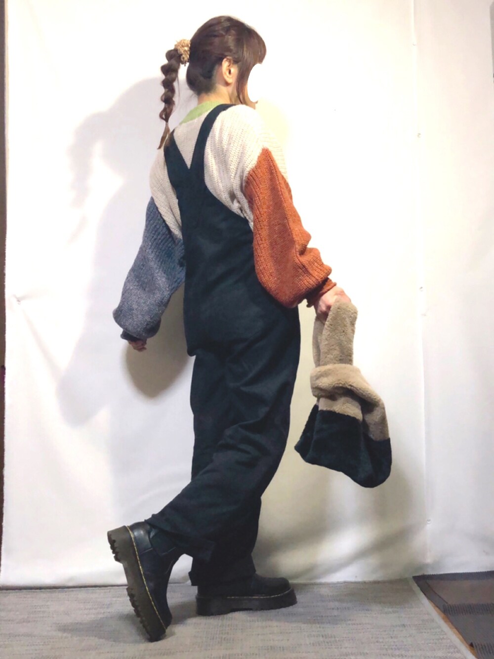 その他のニット/セーター、ブラック系のサロペット/オーバーオール、ブラック系のブーツを着用したレディースの冬コーディネートの1枚目の写真