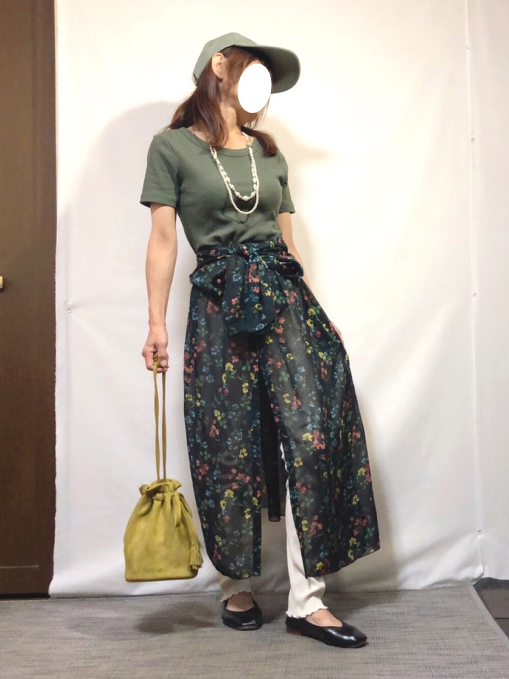 「オトナカジュアル、秋色、レイヤード、シアーワンピース、花柄ワンピース、レギンス、リブT、パールネックレス、フラットシューズ、巾着バッグ、キャップ、低身長」｜「ChampionのCHAMPION/チャンピオン 洗いキャップ（キャップ、グリーン系）」を使った、kaop🐣さん（レディース・150cm）の秋コーディネートの1枚目の写真
