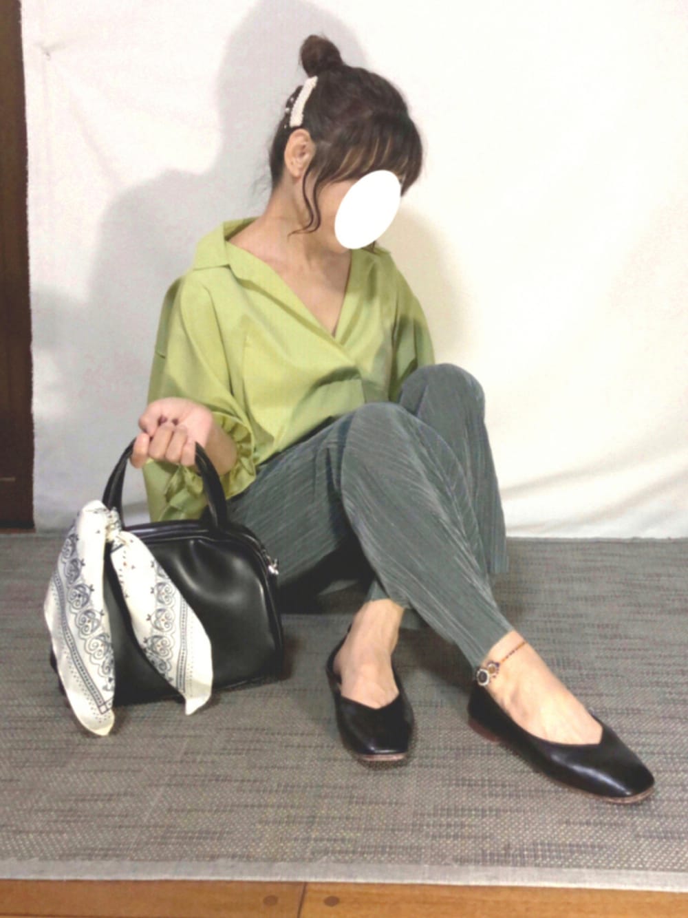 「秋のコーデ、オトナカジュアル、グリーンコーデ、楽チンコーデ、休日スタイル、シンプル、スキッパーシャツ、プリーツパンツ、フラットシューズ、アンクレット、低身長、おしゃれさんと繋がりたい」｜「Fizzの【Fizz/フィズ】　バックレイヤード　リボンスリーブシャツ（シャツ/ブラウス、グリーン系）」を使った、kaop🐣さん（レディース・150cm）の秋コーディネートの1枚目の写真