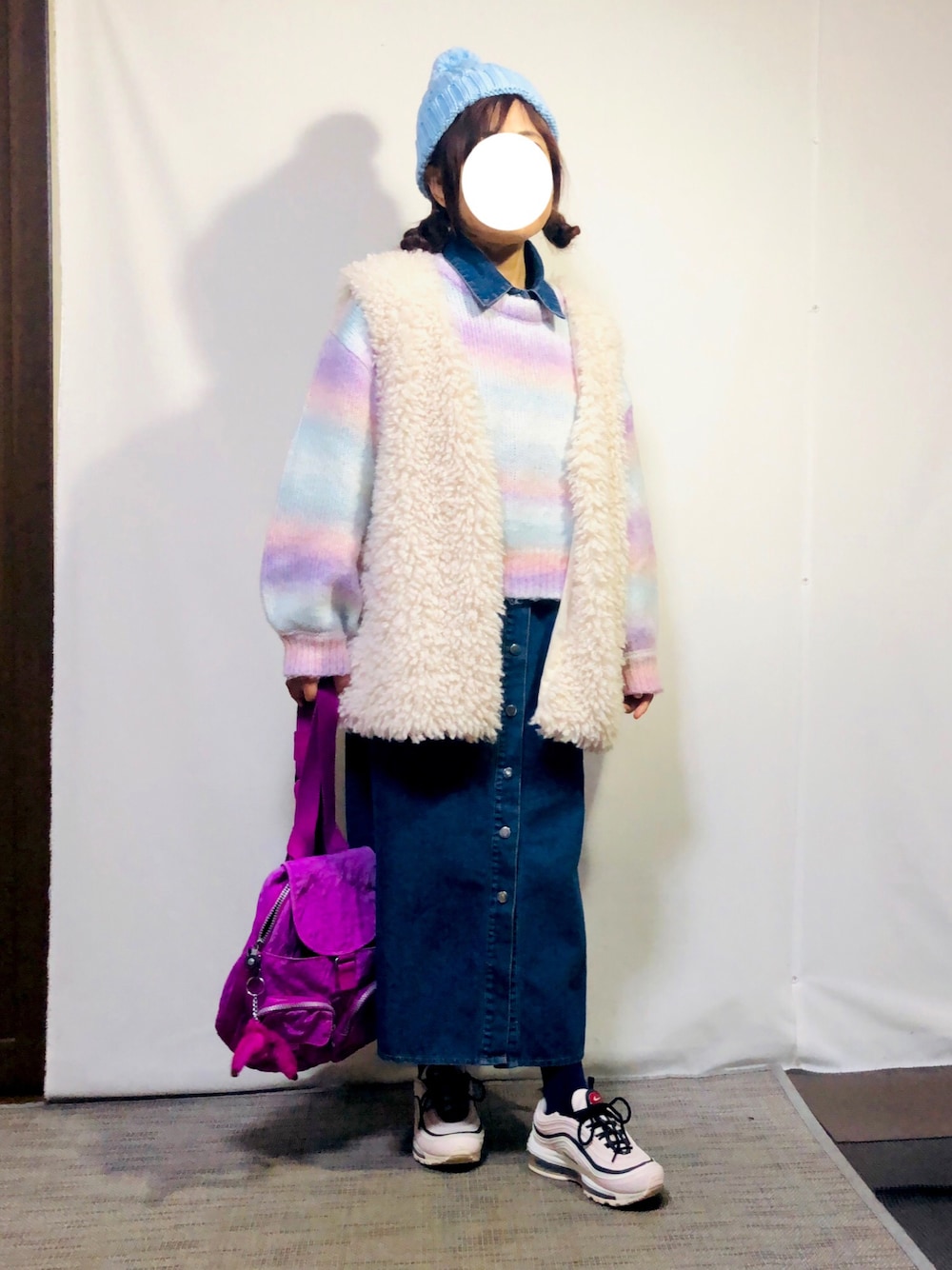 「冬コーデ、オトナカジュアル、オトナガーリー、レイヤード、デニムワンピース、グラデーションニット、ファーベスト、エアマックス97、ニット帽、キプリング、低身長、好きな服を好きなように着る🐷💕、好きな服を着隊」｜「no brandのアイテム（ニットキャップ/ビーニー、ブルー系）」を使った、kaop🐣さん（レディース・150cm）の冬コーディネートの1枚目の写真