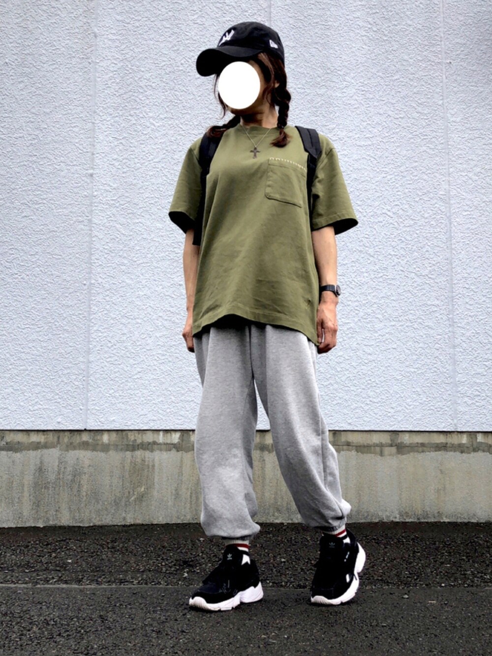 グリーン系のTシャツ/カットソー、グレー系のスウェットパンツ、ブラック系のスニーカーを着用したレディースの夏コーディネートの1枚目の写真