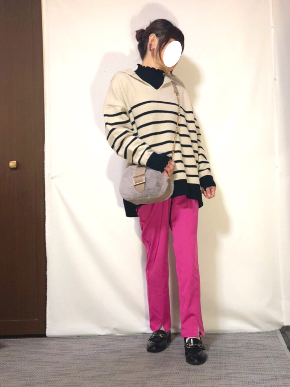 ベージュ系のニット/セーター、ブラック系のニット/セーター、ピンク系のその他パンツを着用したレディースの冬コーディネートの1枚目の写真