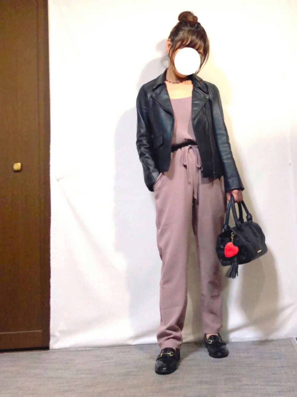 「セットアップ、シンプル、ライダース、ハンドバッグ、ローファー、ライダースジャケット、キャミソール、イージーパンツ、低身長、オトナカジュアル、お団子ヘア、おしゃれさんと繋がりたい、プチプラミックス、秋のライダース祭り」｜「STUDIOUSの【STUDIOUS】ラスターシープダブルライダースジャケット／秋の定番アウター（ライダースジャケット、ブラック系）」を使った、kaop🐣さん（レディース・150cm）の秋コーディネートの1枚目の写真