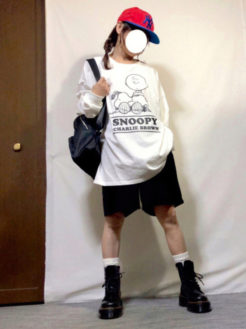 「秋のコーデ、ストリート、ストリート系、カジュアル、シンプル、メンズライク、低身長、ビッグシルエット、ビッグT、バミューダパンツ、厚底ブーツ、Dr.Martens、キャップ、NEW ERA、おしゃれさんと繋がりたい」｜「NEW ERAのアイテム（キャップ、レッド系）」を使った、kaop🐣さん（レディース・150cm）の秋コーディネートの1枚目の写真