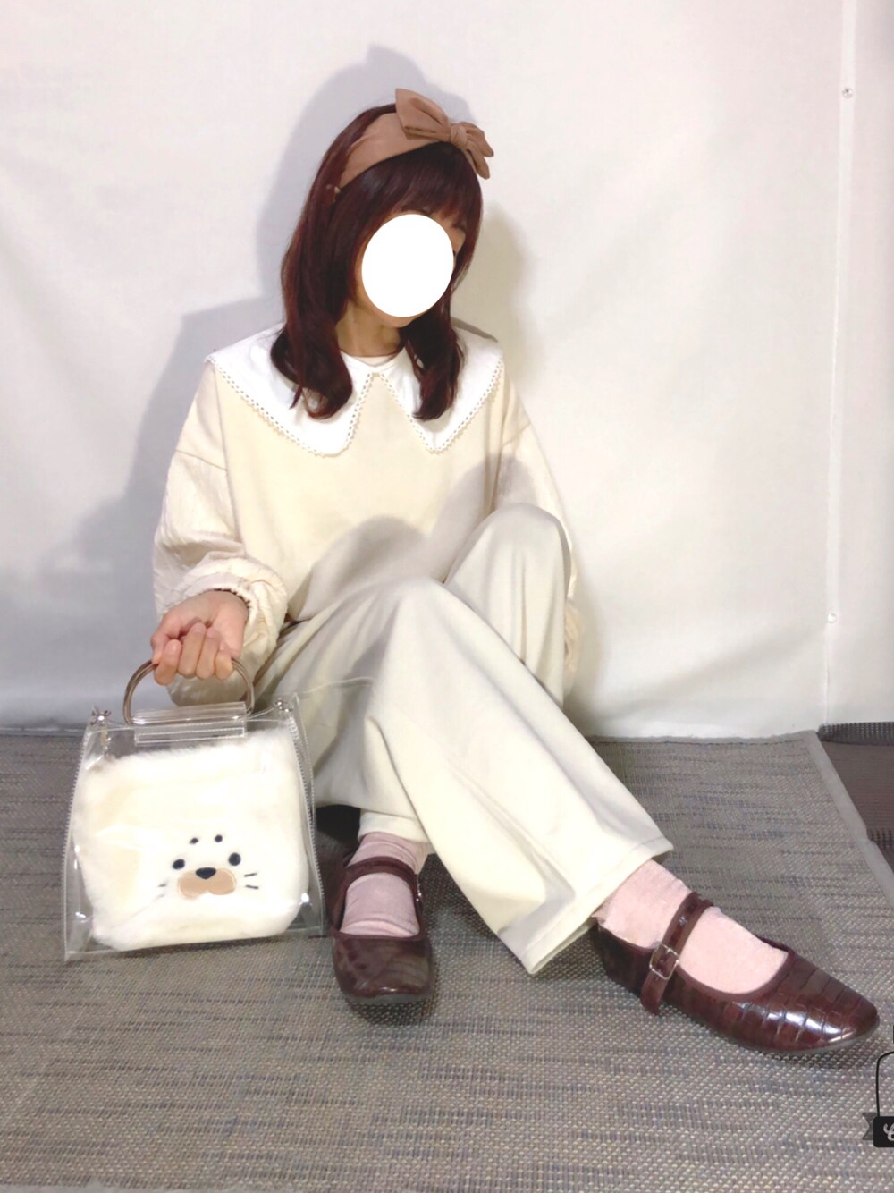 「秋のコーデ、ワイドパンツ、プチプラ、カチューシャ、楽ちんスタイル、ホワイトコーデ、つけ襟、低身長、カジュアルガーリー、クリアバッグ、カンフーシューズ、おしゃれさんと繋がりたい、裏起毛パンツ、ボリューム袖、裏起毛スウェット」｜「WEGOのWEGO/リボンカチューシャ（カチューシャ、ベージュ系）」を使った、kaop🐣さん（レディース・150cm）の秋コーディネートの1枚目の写真