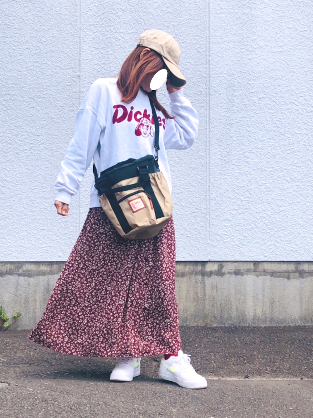 「春コーデ、カジュアルガーリー、レイヤード、シンプル、Dickies、キャップ、スウェット、花柄ワンピース、赤い靴下、エアフォースワン、2WAYﾊﾞｯｸﾞ、低身長、好きな服を好きなように着る🐷💕、断捨離」｜「DickiesのDickies ディッキーズ キャップ（キャップ、ベージュ系）」を使った、kaop🐣さん（レディース・150cm）の春コーディネートの1枚目の写真