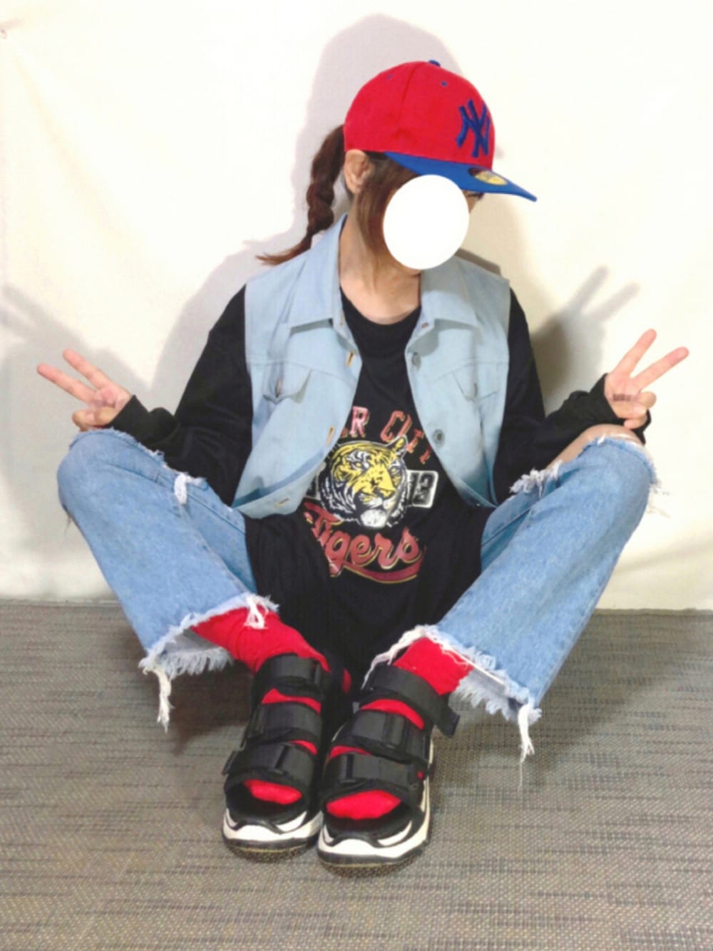 ブラック系のTシャツ/カットソー、ブルー系のベスト、ブルー系のデニムパンツを着用したレディースの秋コーディネートの1枚目の写真