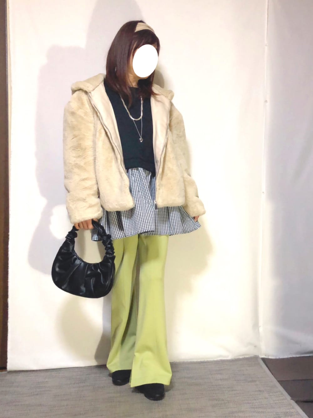 「ほめられ本命コーデ、あったかコーデ、パンツスタイル、プチプラ、ZARA、フェイクファー、ファージャケット、チュニック、ギンガムチェック、フレアパンツ、カラーパンツ、クロワッサンバッグ、ヘアバンド、低身長、好きな服を好きなように着る🐷💕」｜「ZARAのアイテム（その他アウター、ベージュ系）」を使った、kaop🐣さん（レディース・150cm）の冬コーディネートの1枚目の写真