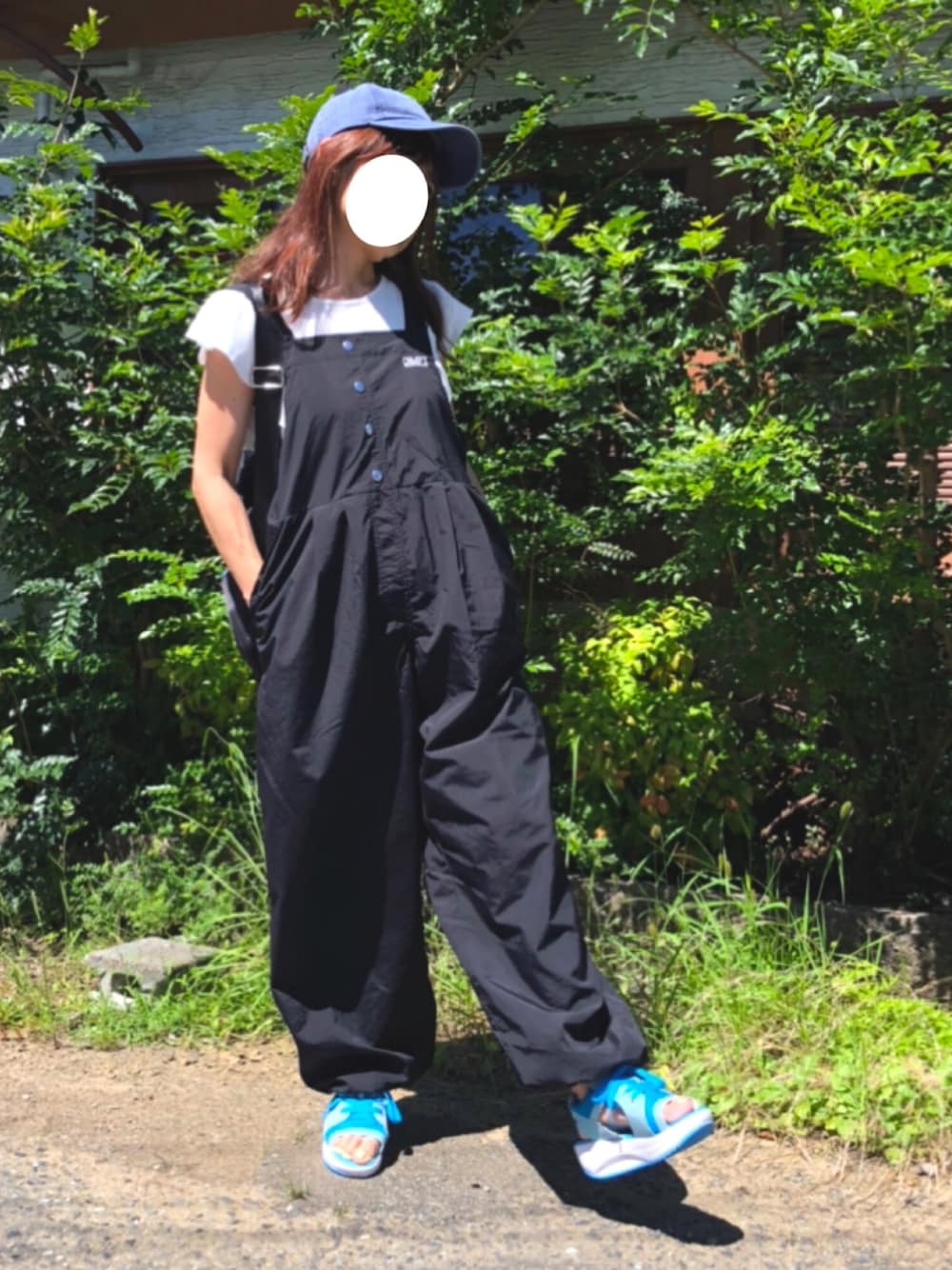 「夏コーデ、アウトドアコーデ、ゆるっとカジュアル、スポーティ、メンズライク、オバオルコーデ、CAMP7、オーバーオール、フリルトップス、スポーツサンダル、キャップ、CHUMS、低身長」｜「newhattanの【newhattan】ニューハッタンキャップ（キャップ、パープル系）」を使った、kaop🐣さん（レディース・150cm）の夏コーディネートの1枚目の写真