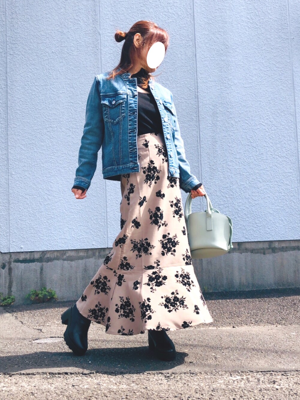 「きれいめカジュアル、オトナ女子、ロングスカート、マーメイドスカート、チャイナニット、デニムジャケット、ショートブーツ、お花見コーデ、好きな服を好きなように着る🐷💕、好きな服を着隊」｜「MURUAのチャイナタイトニット（ニット/セーター、ブラック系）」を使った、kaop🐣さん（レディース・150cm）の春コーディネートの1枚目の写真