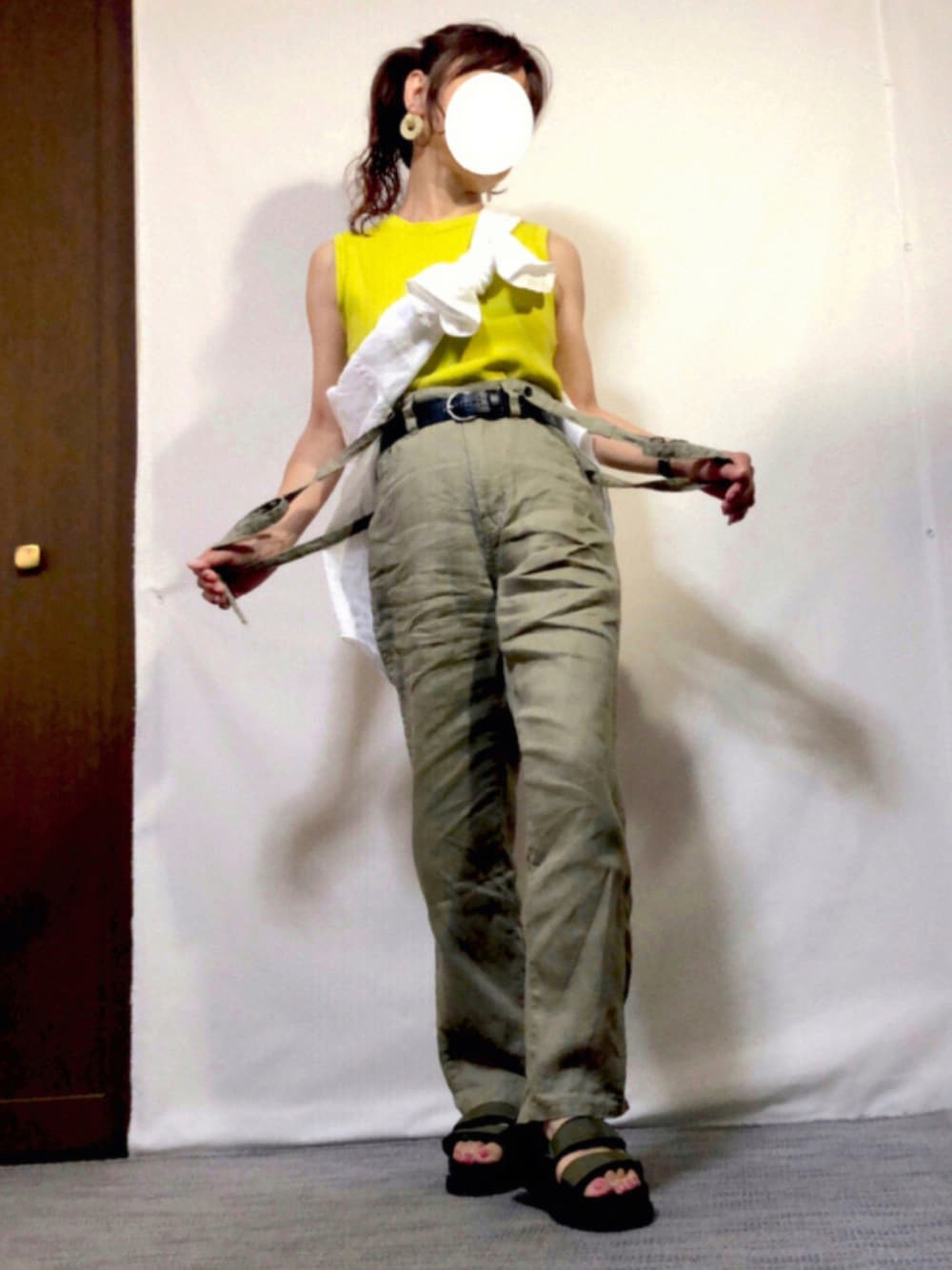 イエロー系のタンクトップ、ホワイト系のシャツ/ブラウス、グリーン系のその他パンツを着用したレディースの夏コーディネートの1枚目の写真